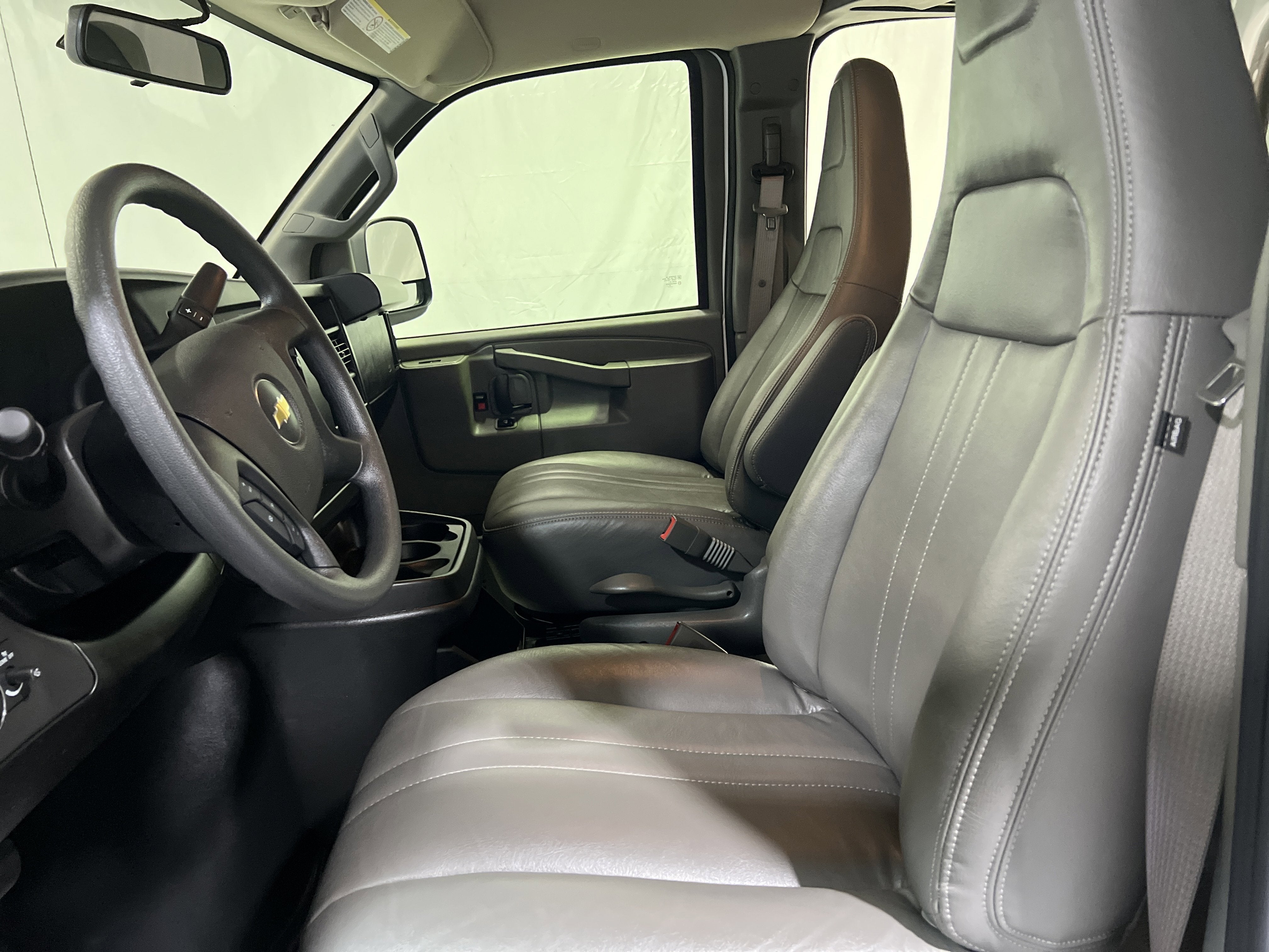 2024 Chevrolet Express Passenger 3500 1LS