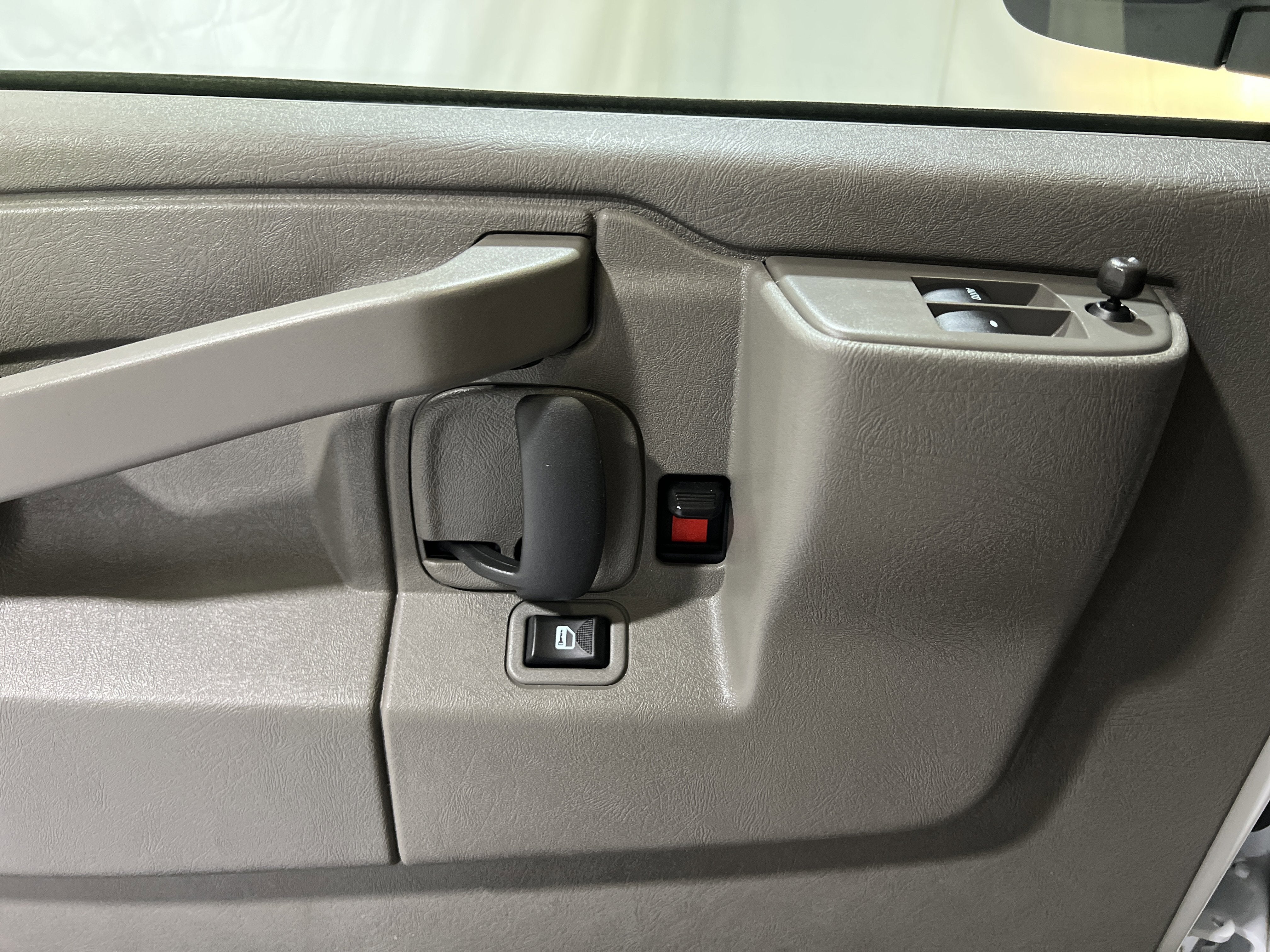 2024 Chevrolet Express Passenger 3500 1LS