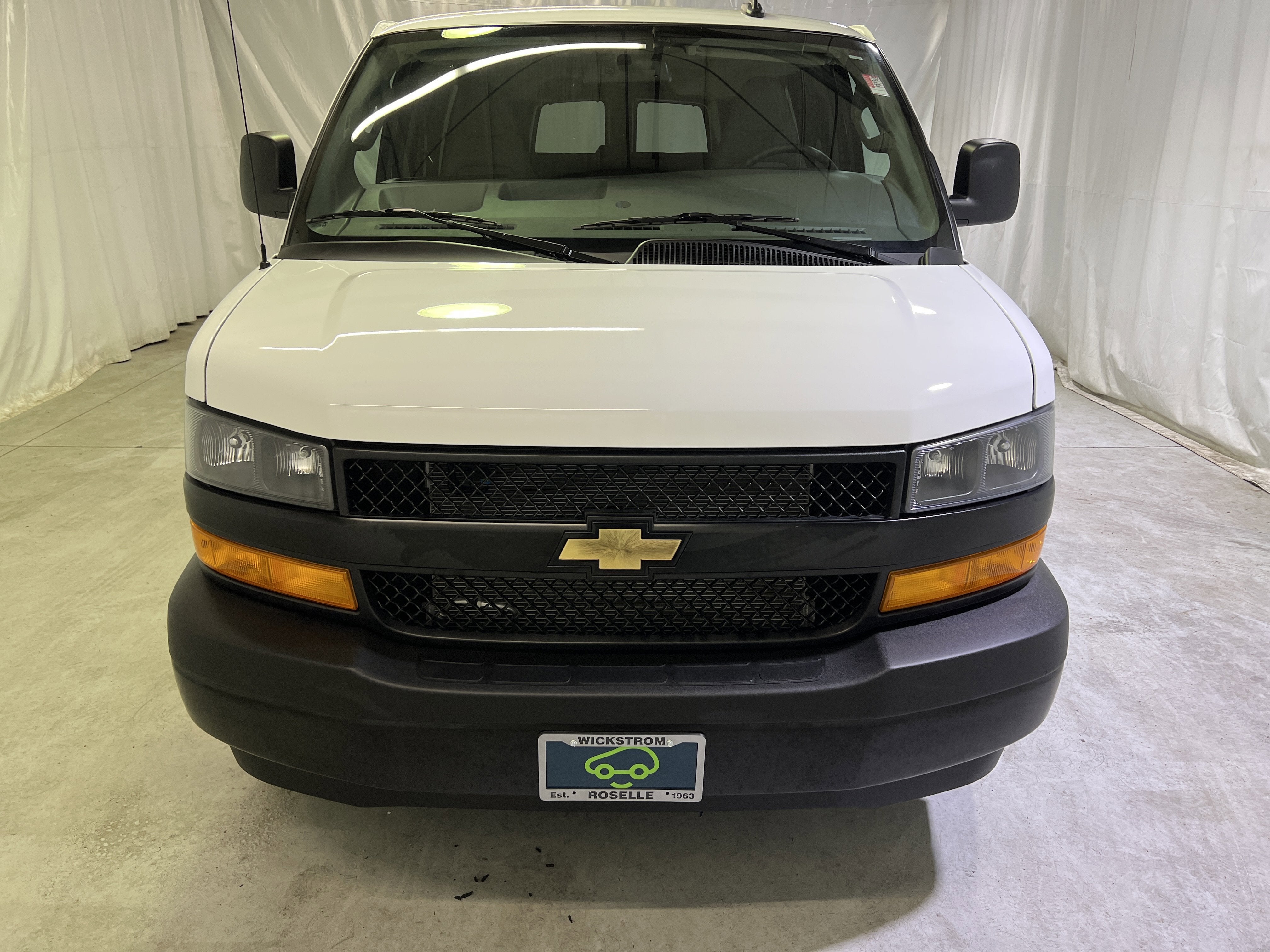 2024 Chevrolet Express Passenger 3500 1LS