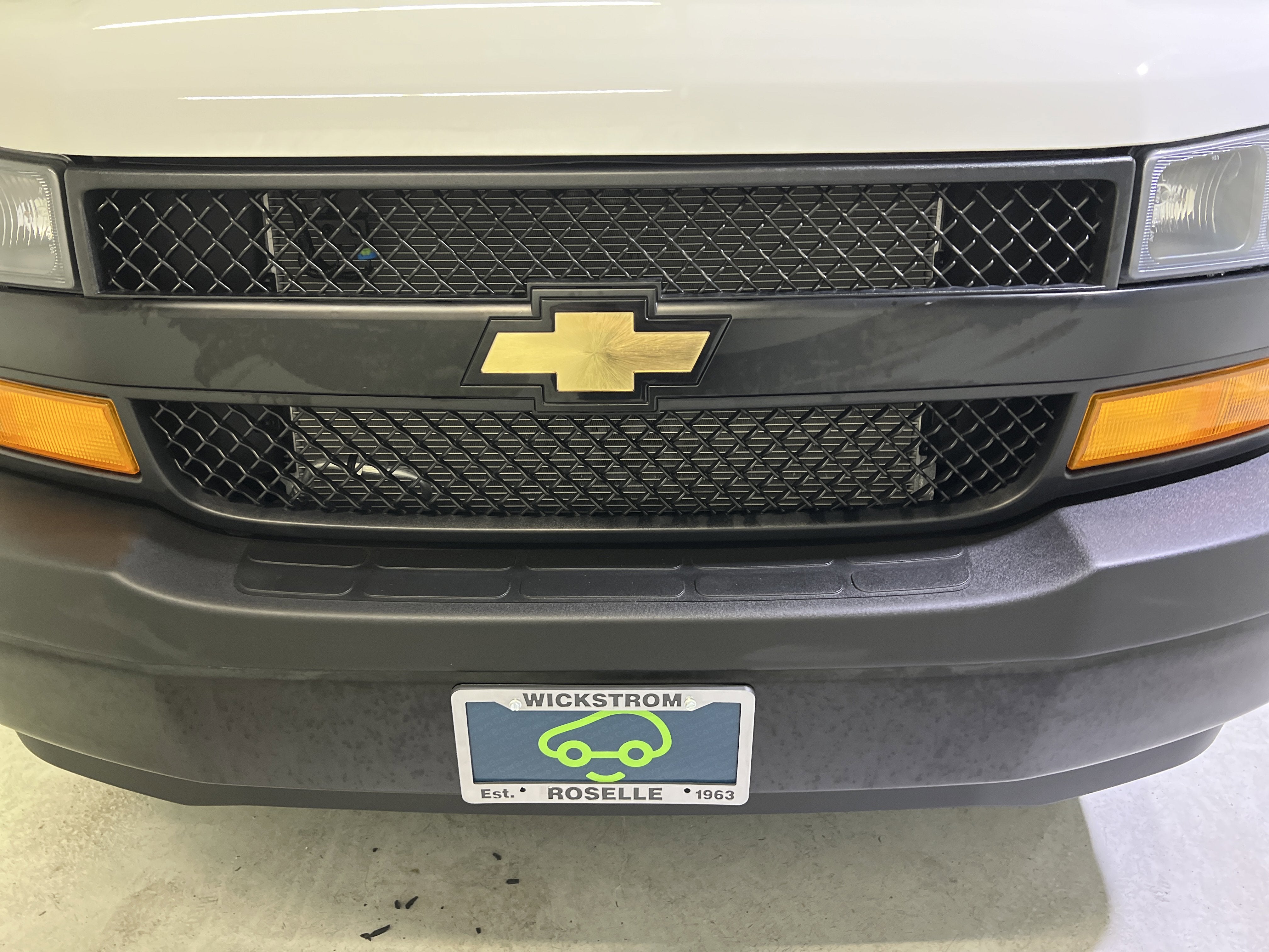 2024 Chevrolet Express Passenger 3500 1LS