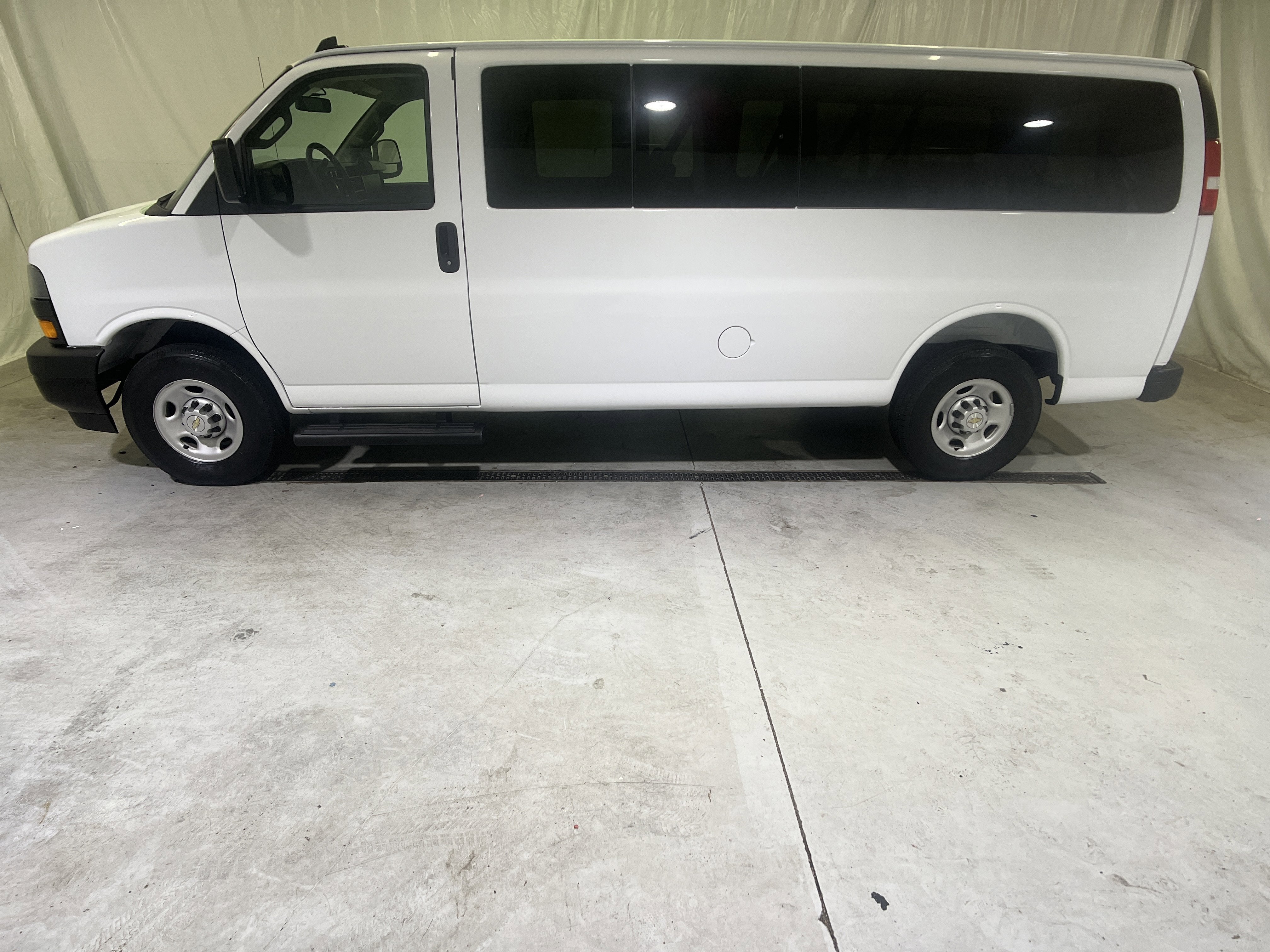2024 Chevrolet Express Passenger 3500 1LS