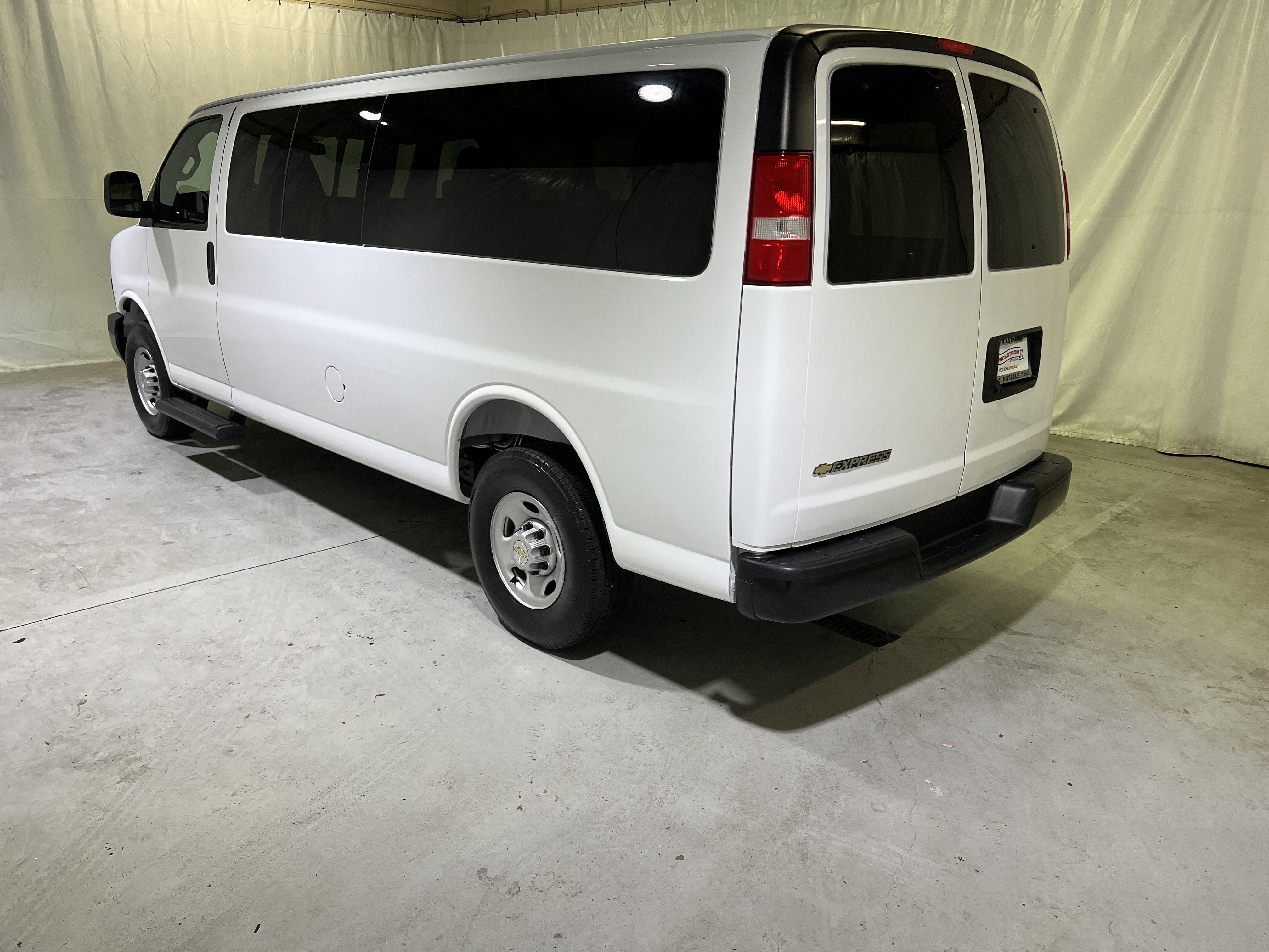 2024 Chevrolet Express Passenger 3500 1LS