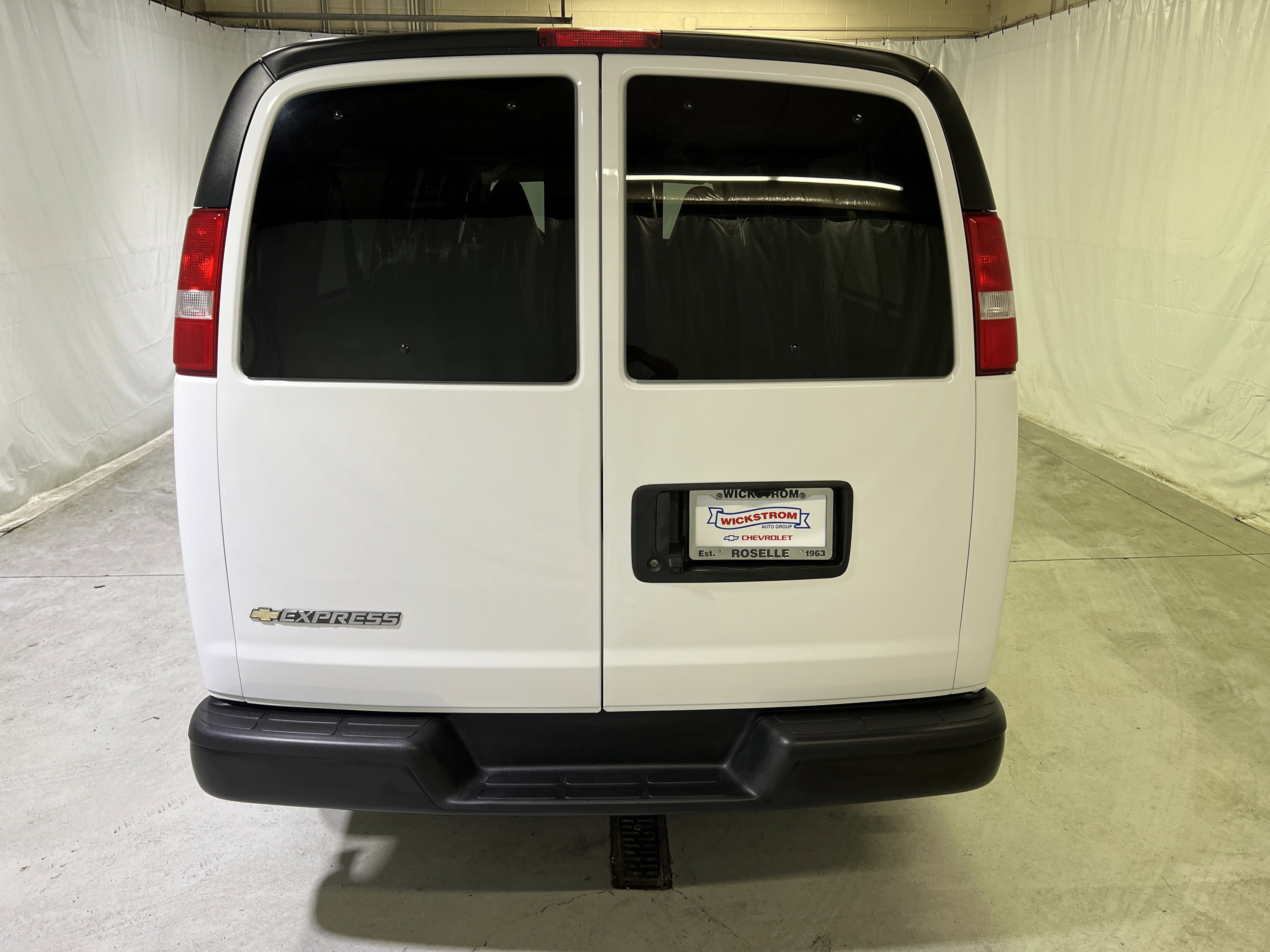 2024 Chevrolet Express Passenger 3500 1LS
