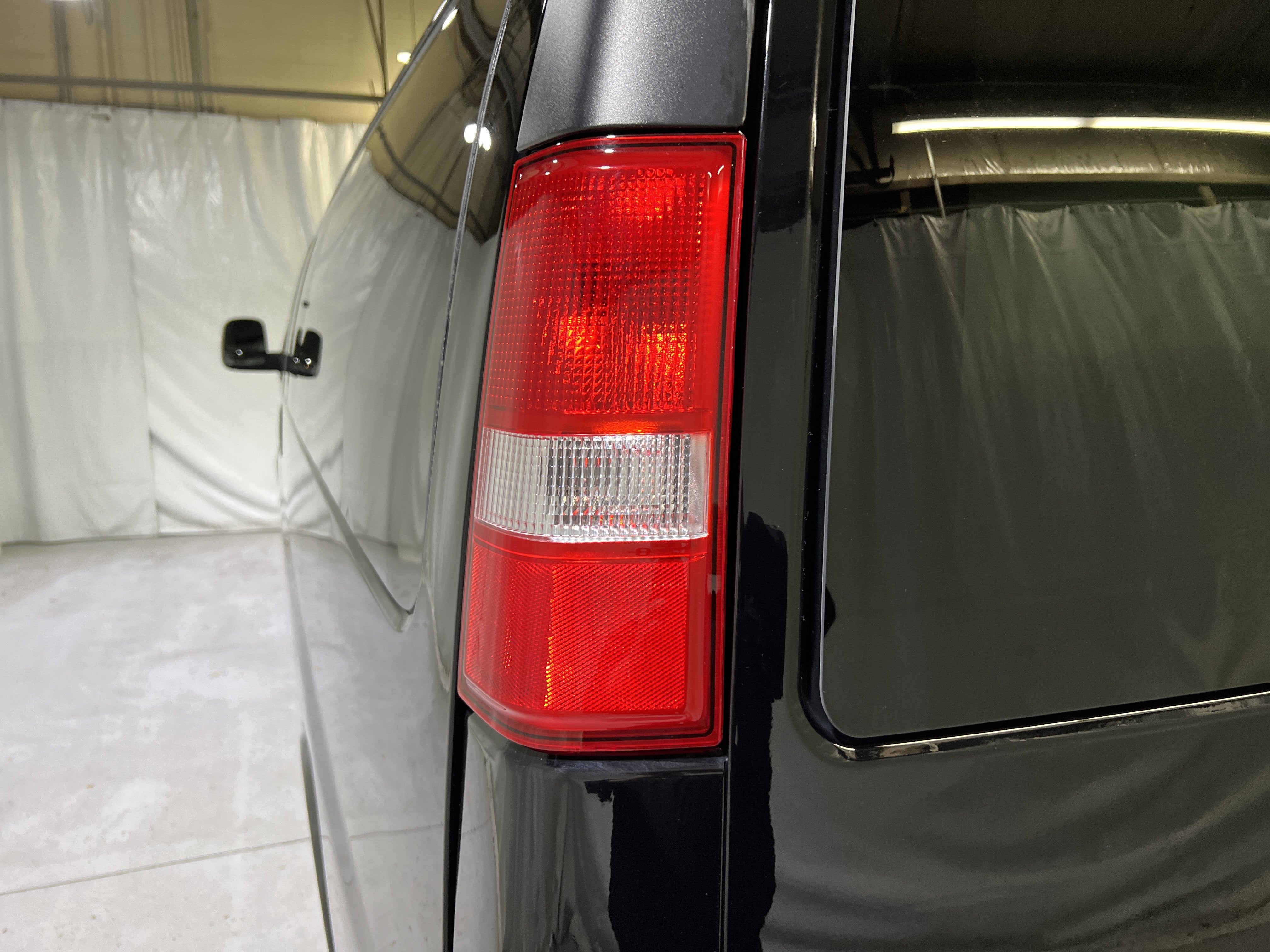 2025 Chevrolet Express Passenger 3500 1LS