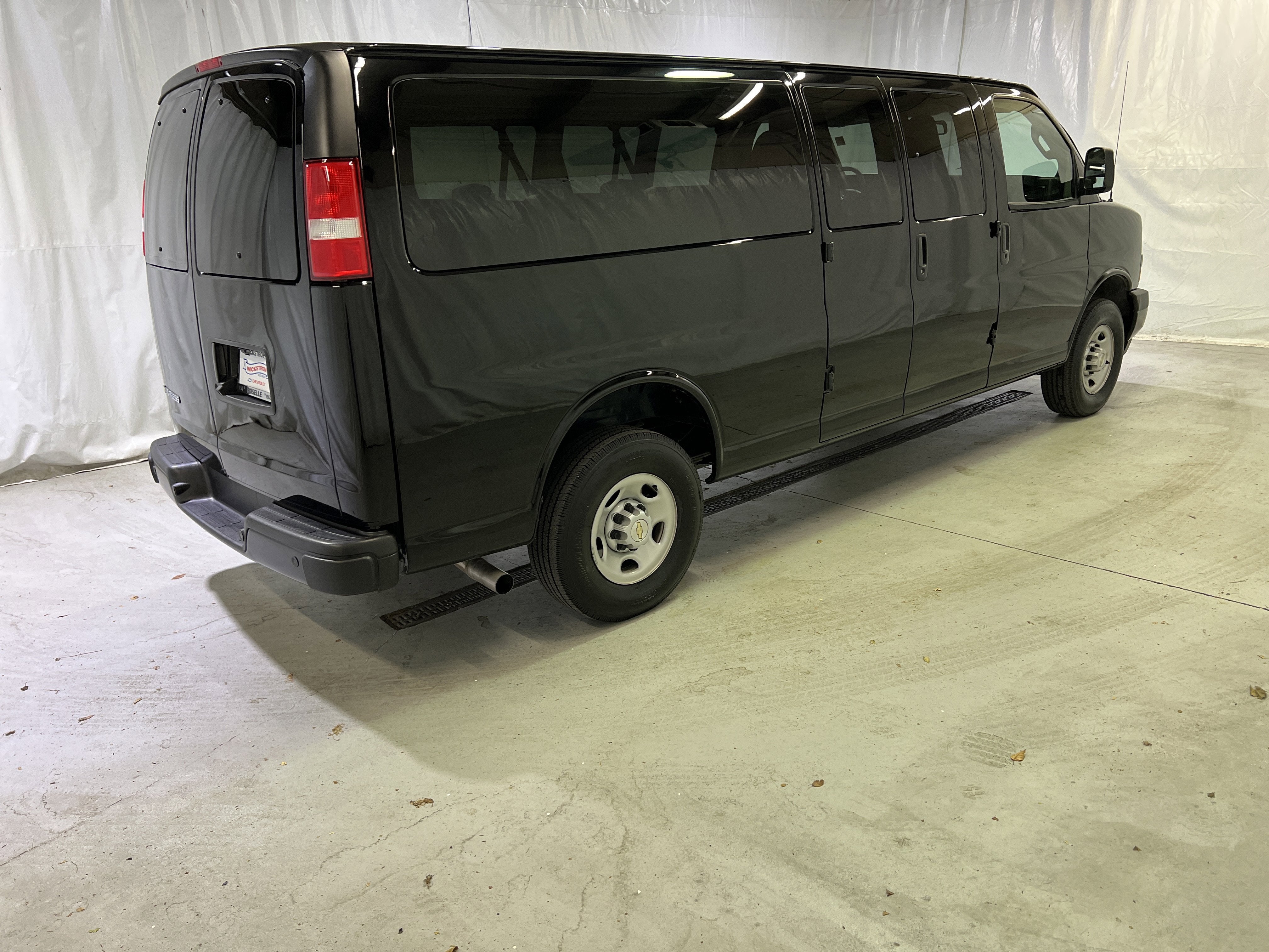 2025 Chevrolet Express Passenger 3500 1LS