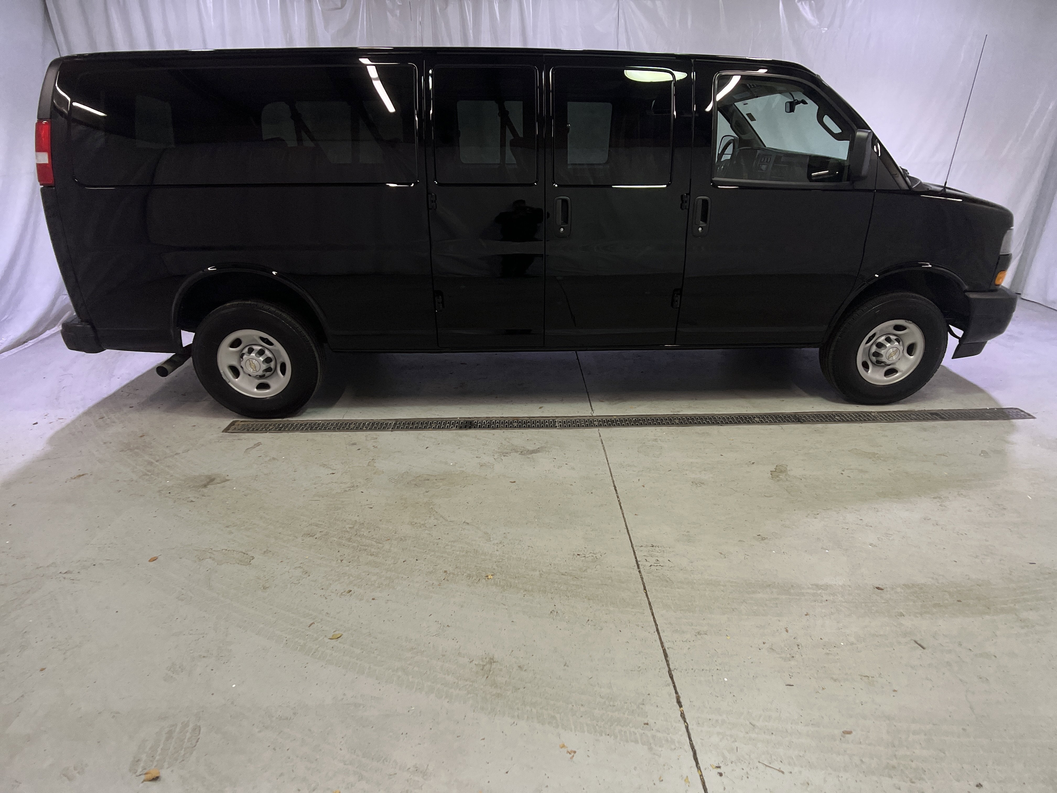 2025 Chevrolet Express Passenger 3500 1LS