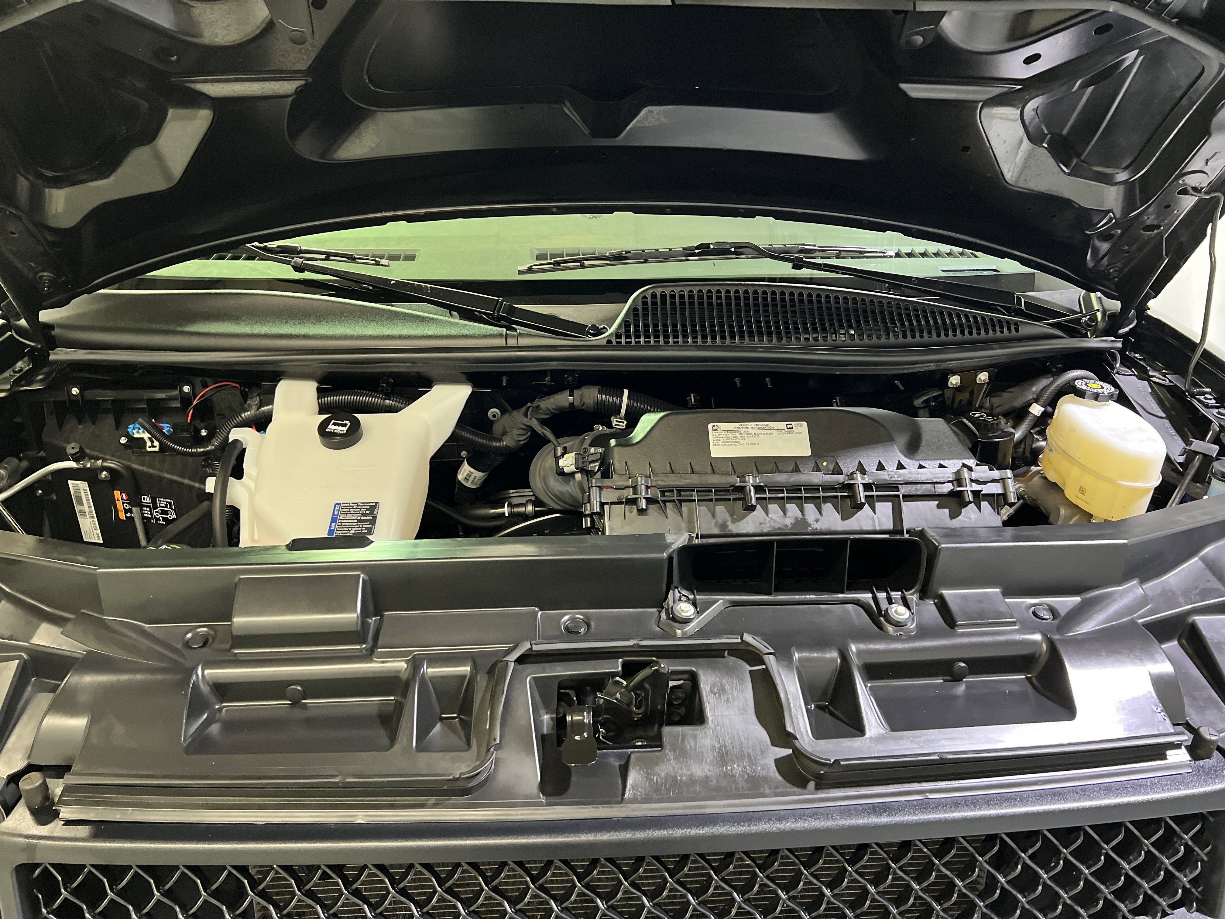 2025 Chevrolet Express Passenger 3500 1LS