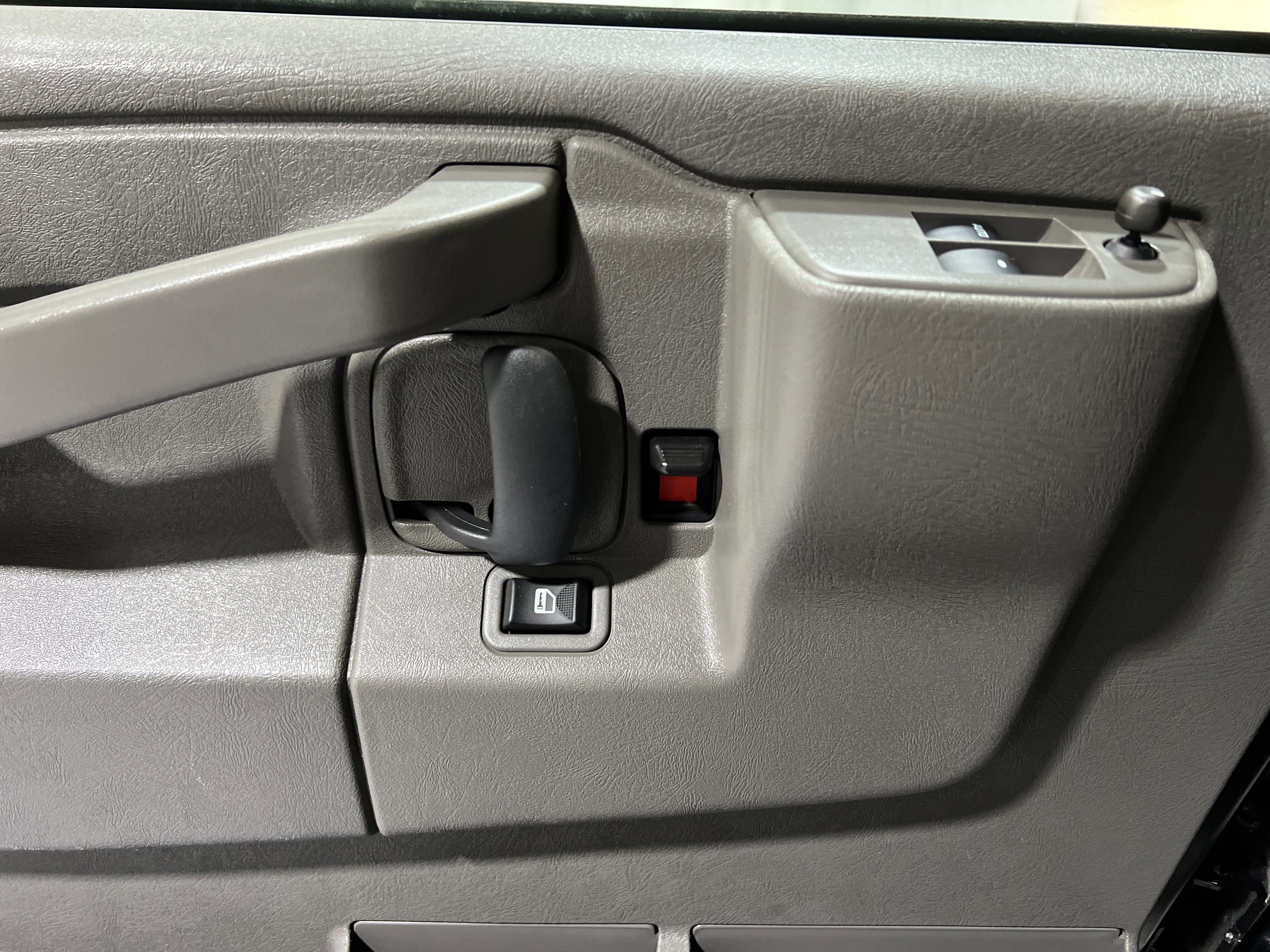 2025 Chevrolet Express Passenger 3500 1LS