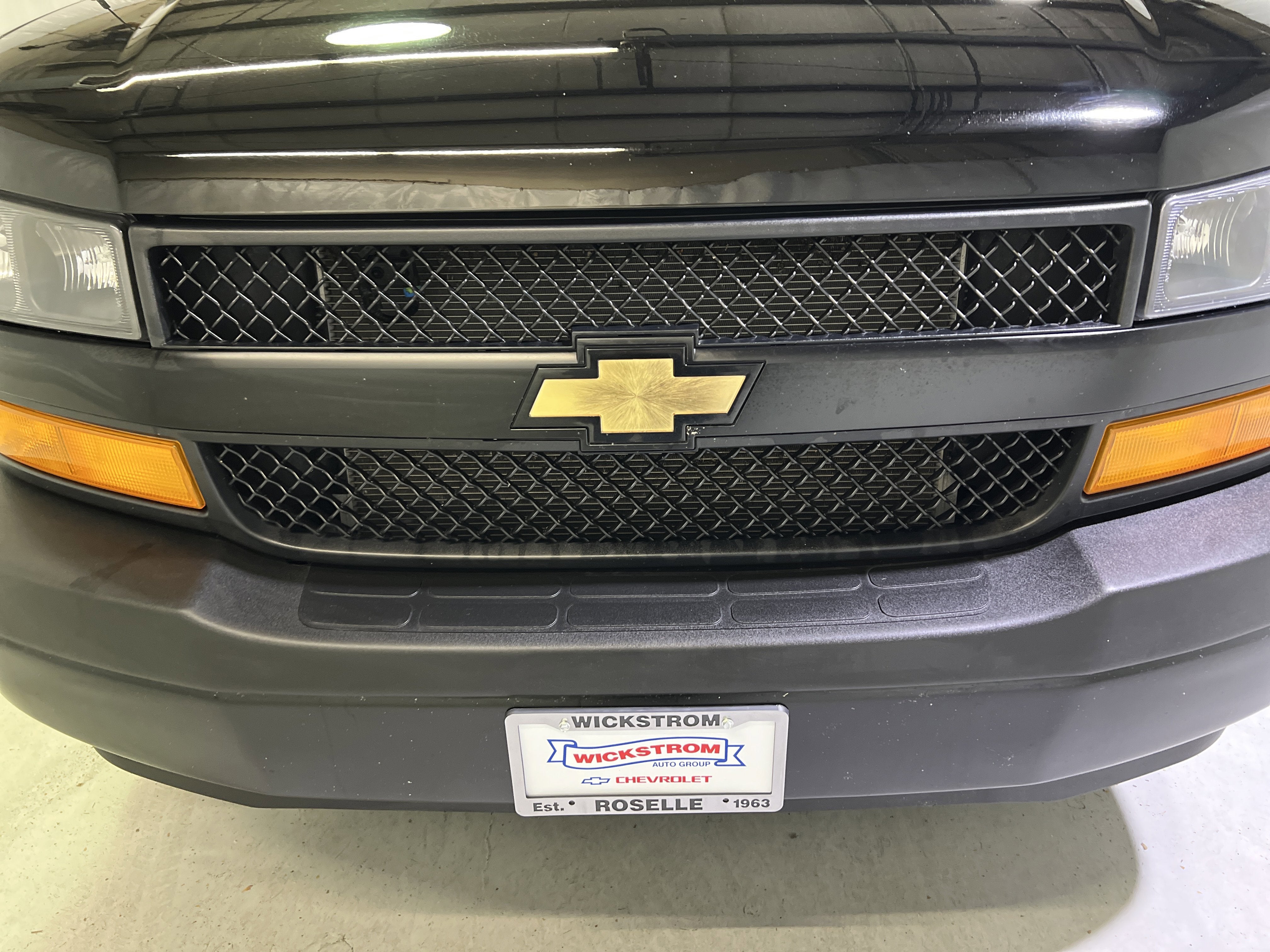 2025 Chevrolet Express Passenger 3500 1LS