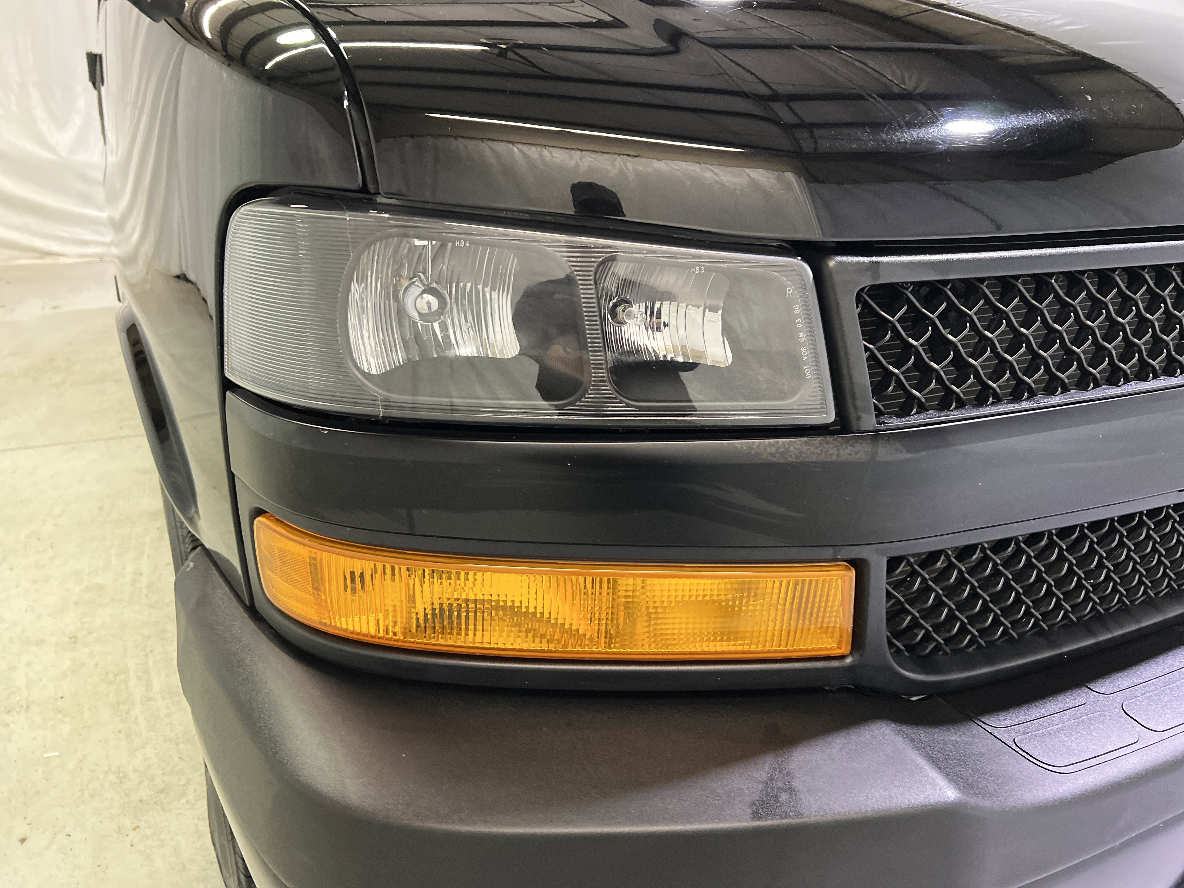 2025 Chevrolet Express Passenger 3500 1LS