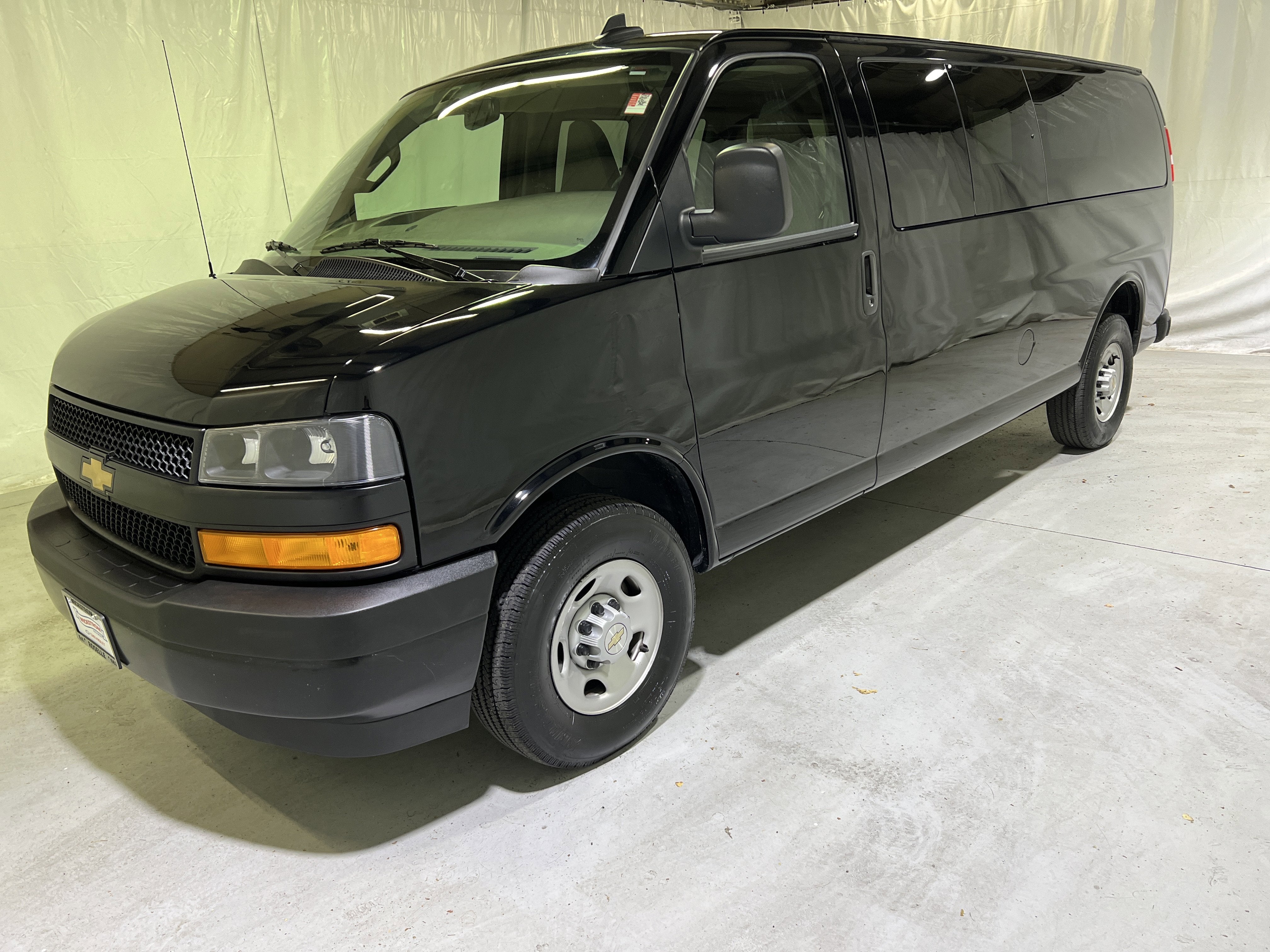 2025 Chevrolet Express Passenger 3500 1LS