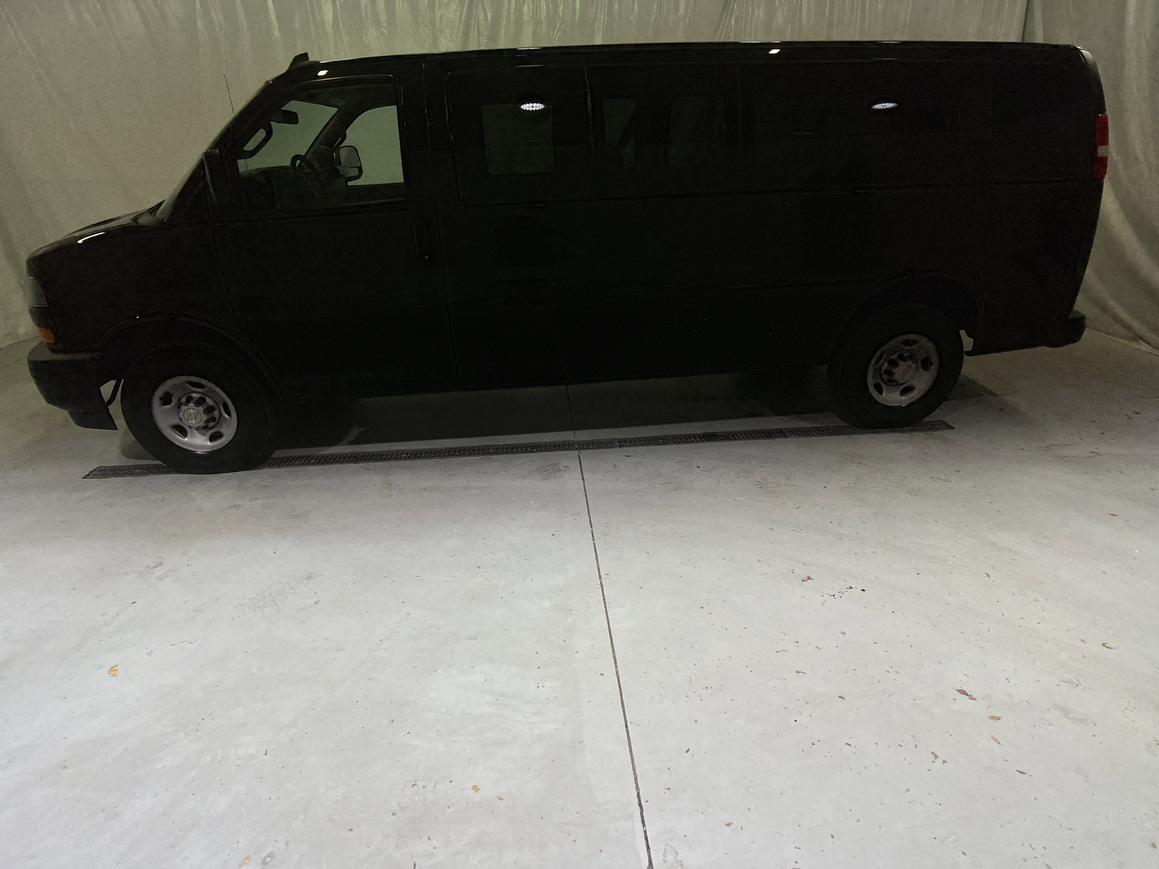 2025 Chevrolet Express Passenger 3500 1LS