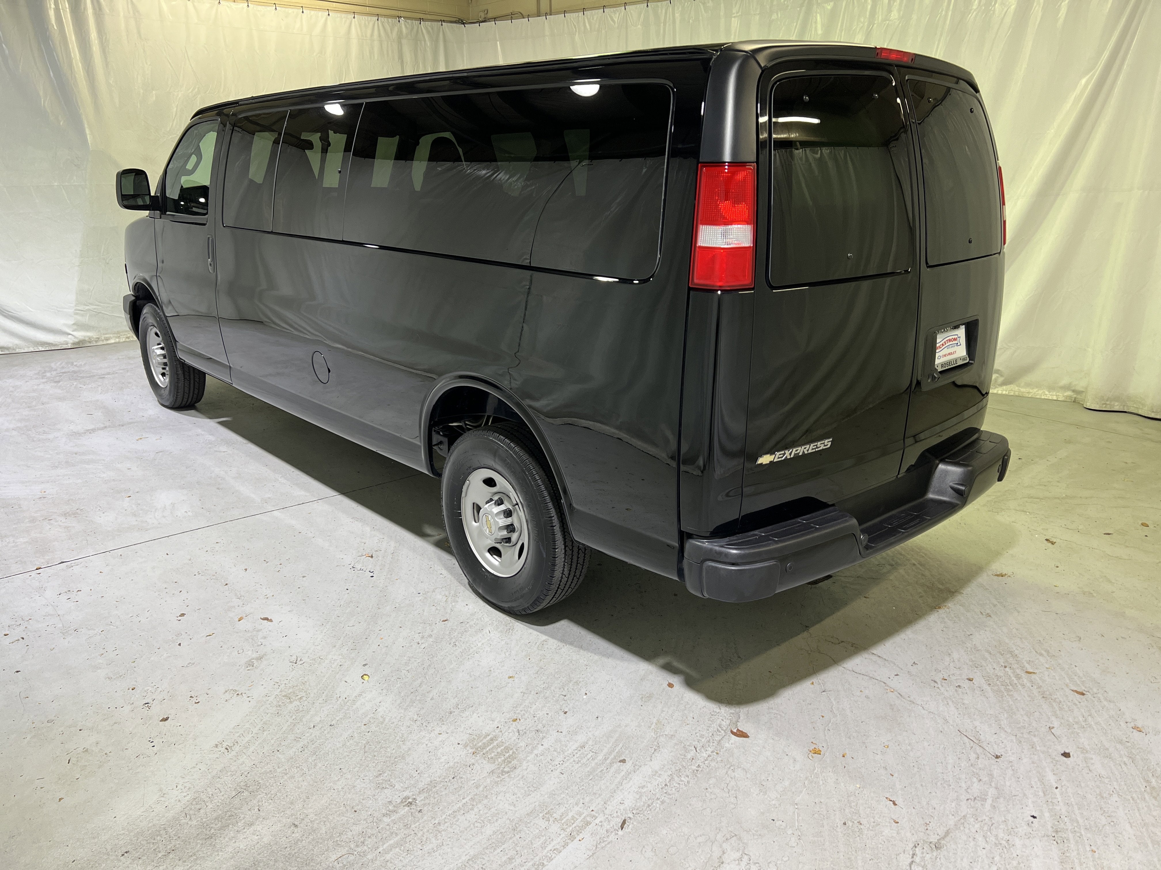 2025 Chevrolet Express Passenger 3500 1LS