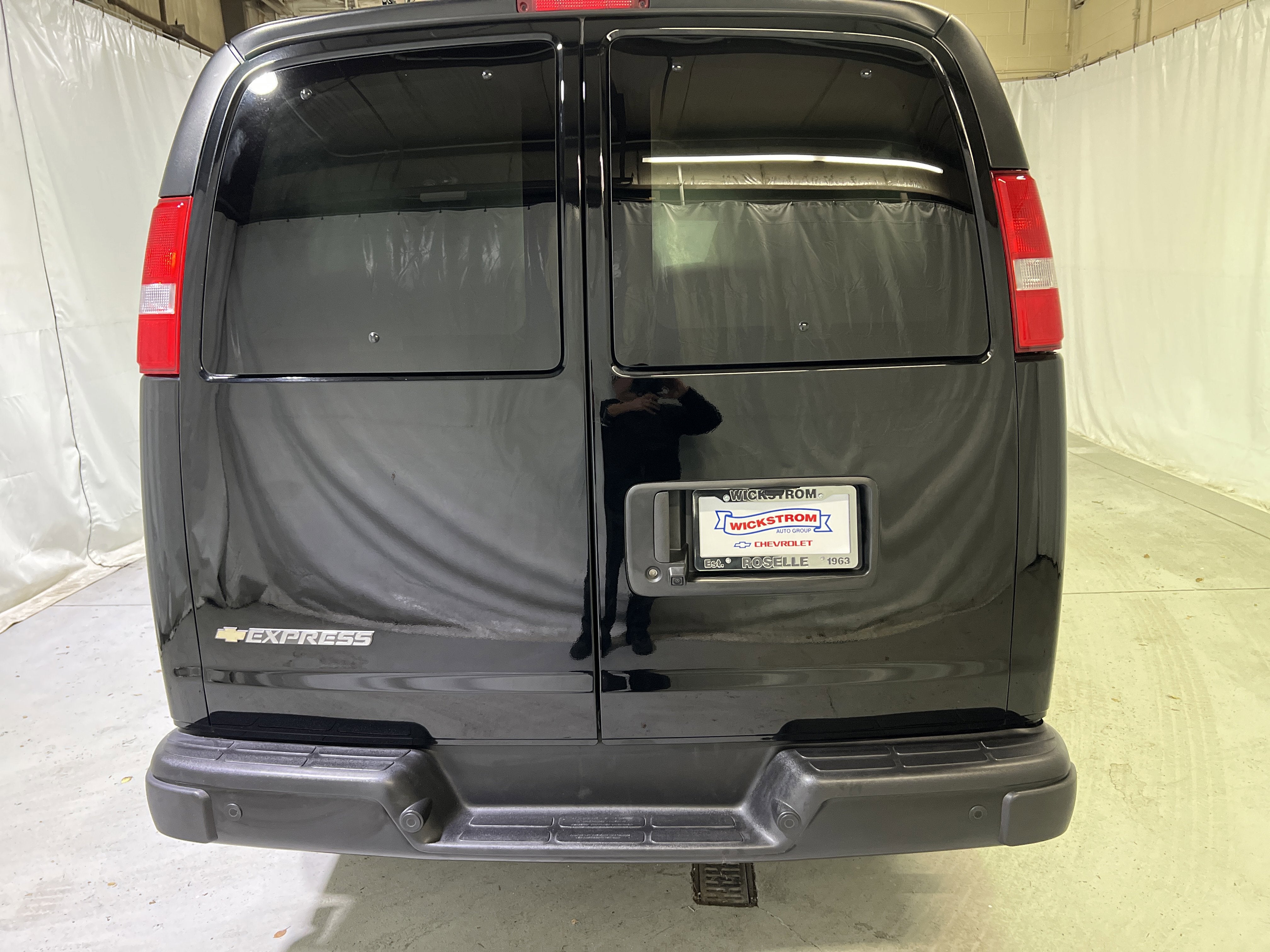 2025 Chevrolet Express Passenger 3500 1LS