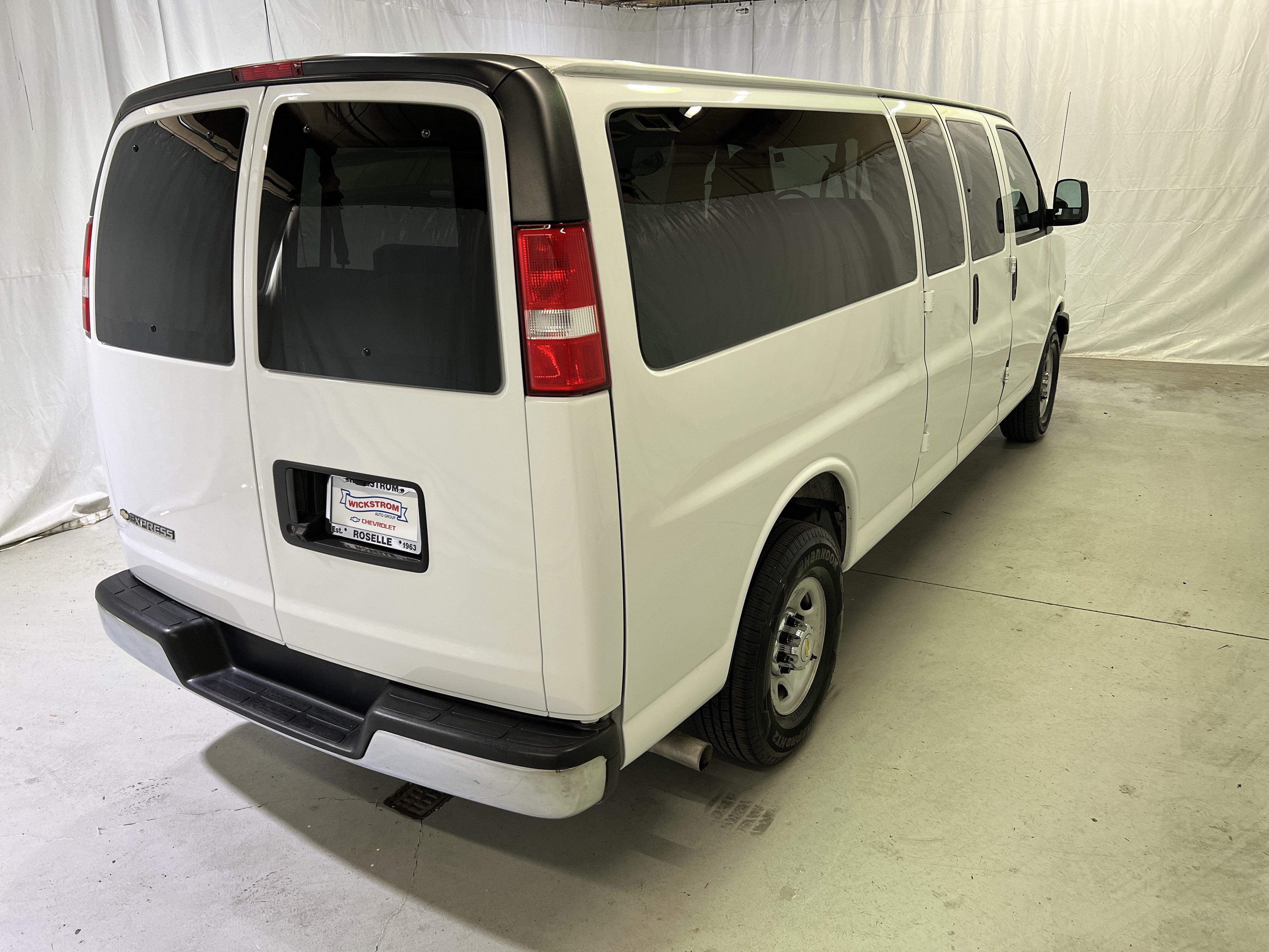 2025 Chevrolet Express Passenger 1LT