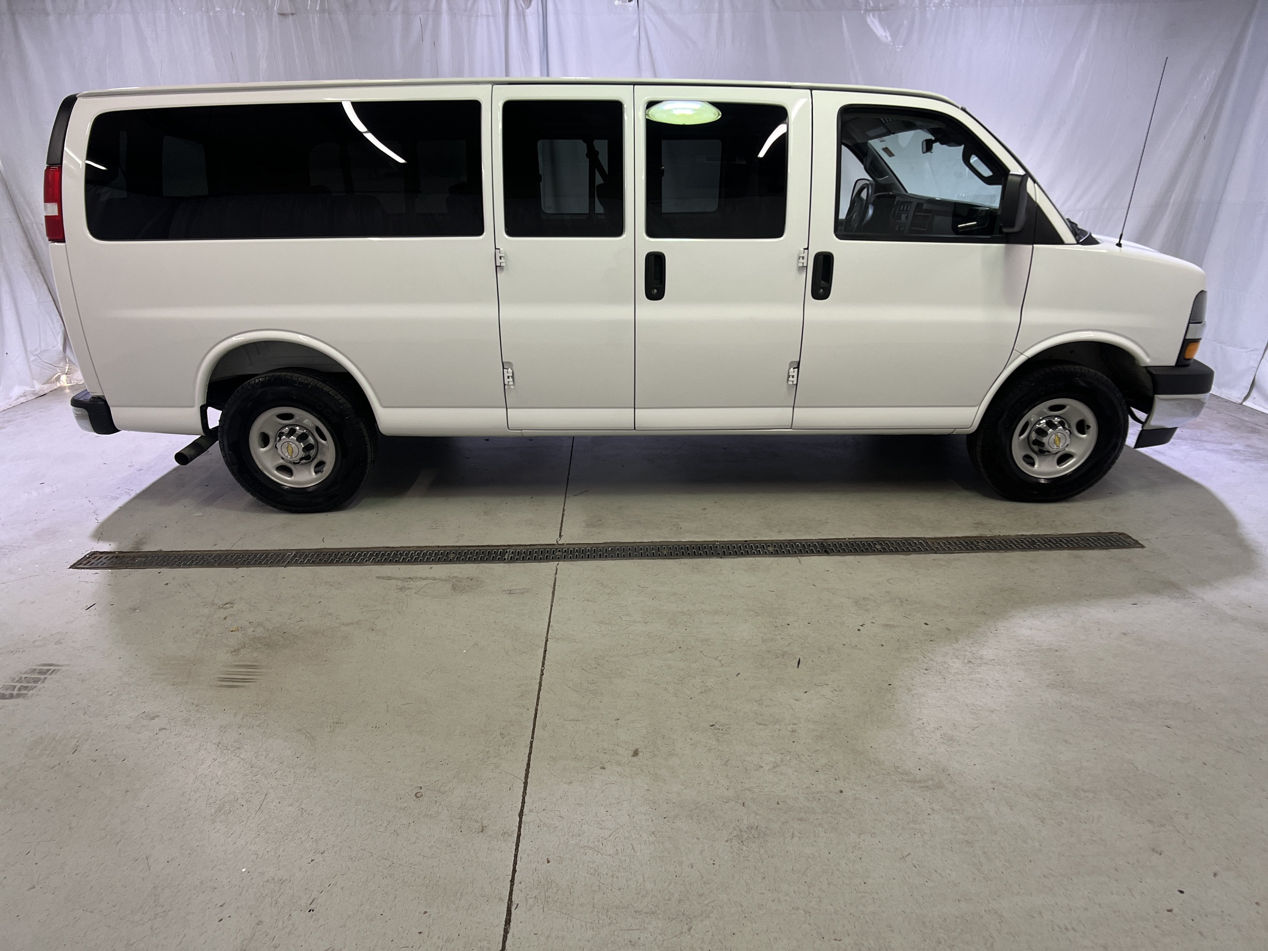 2025 Chevrolet Express Passenger 1LT