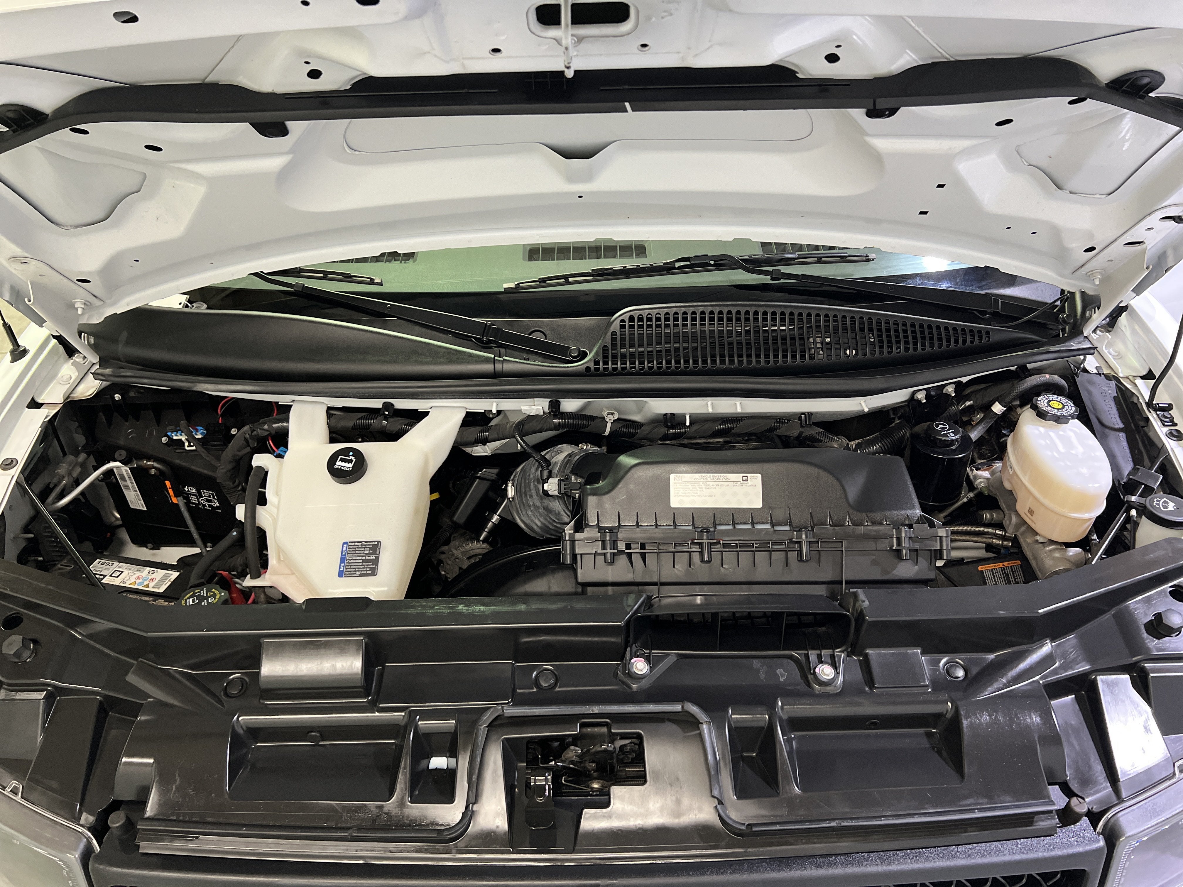 2025 Chevrolet Express Passenger 1LT