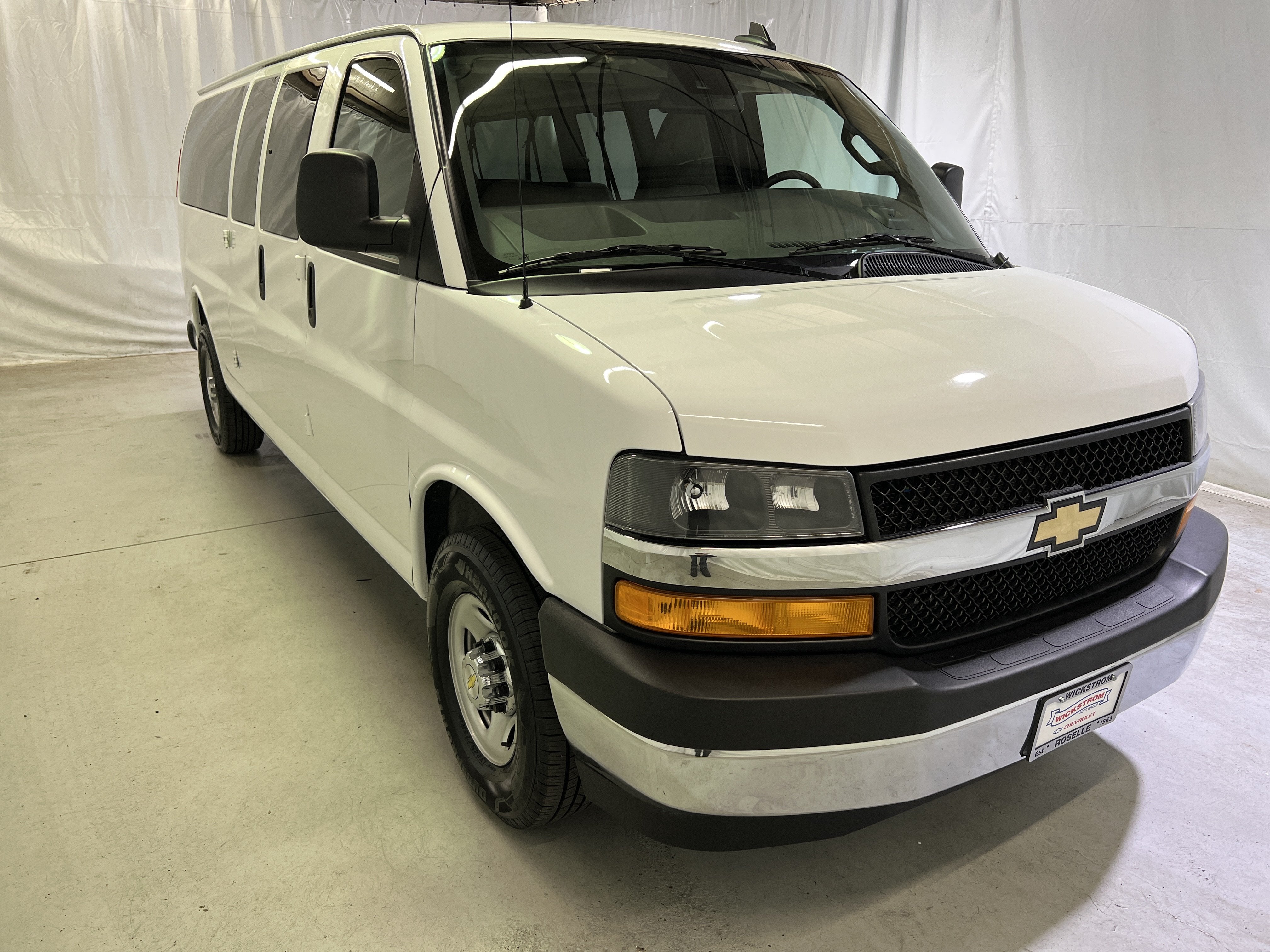 2025 Chevrolet Express Passenger 1LT