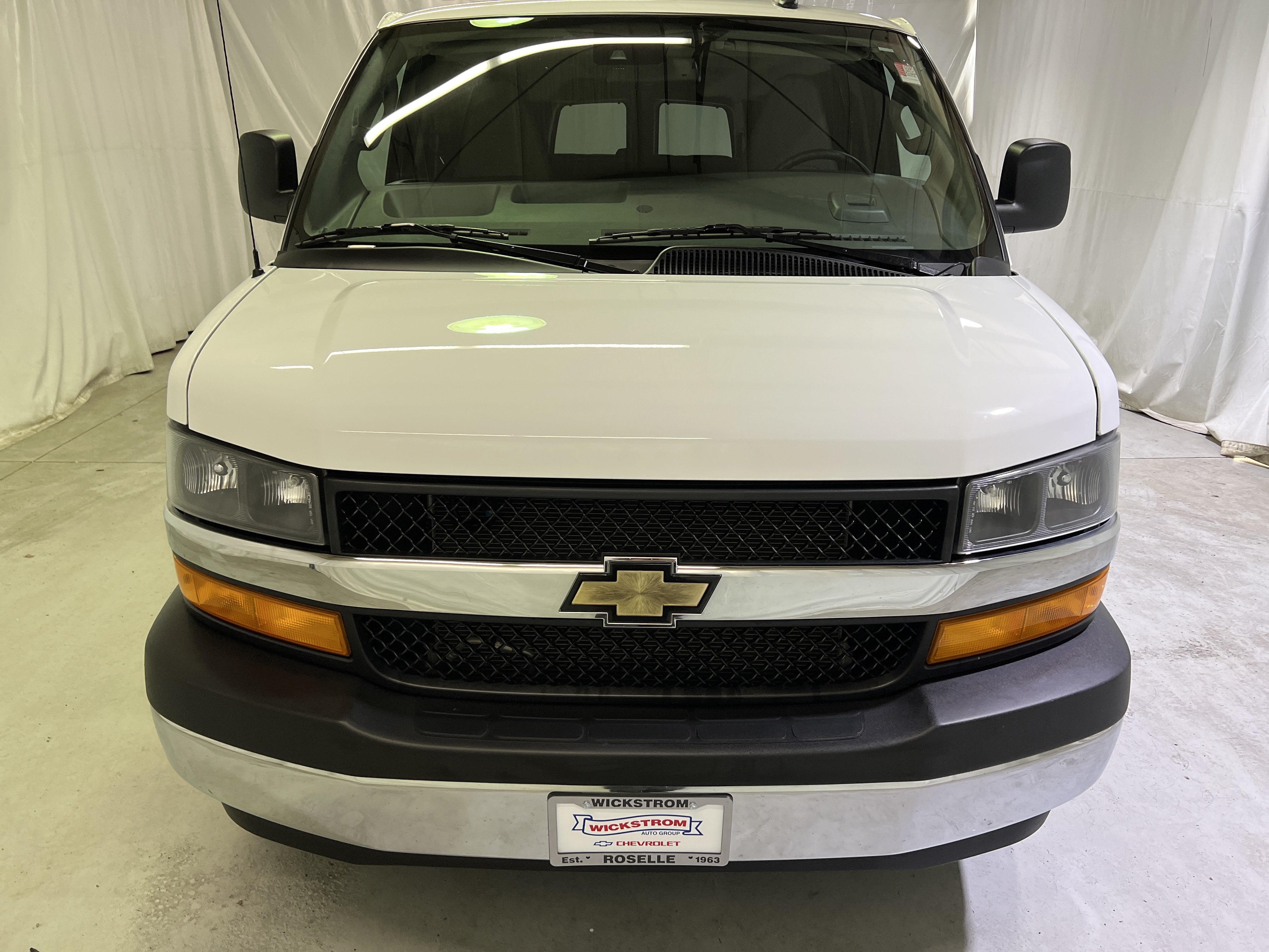 2025 Chevrolet Express Passenger 1LT