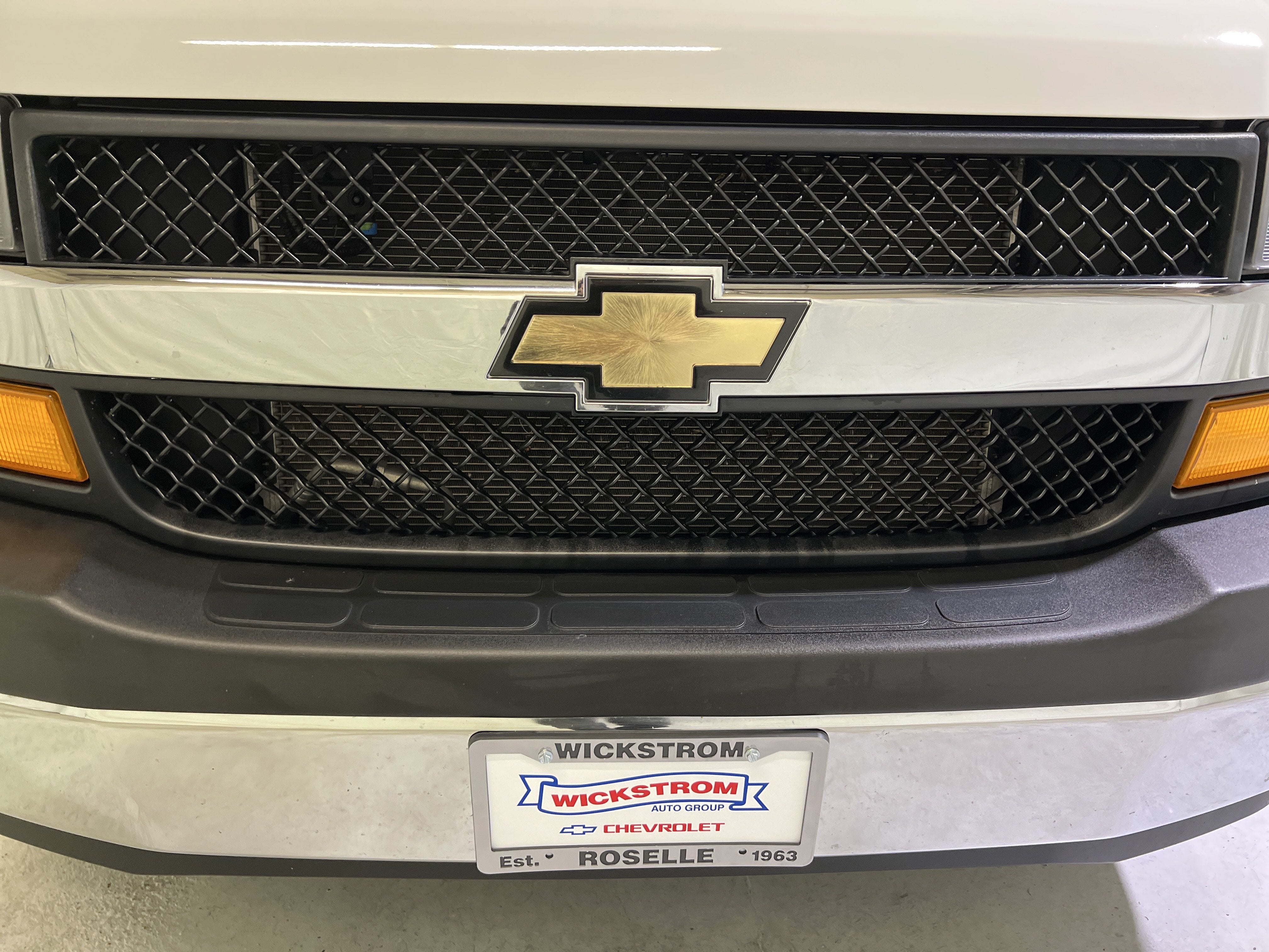 2025 Chevrolet Express Passenger 1LT
