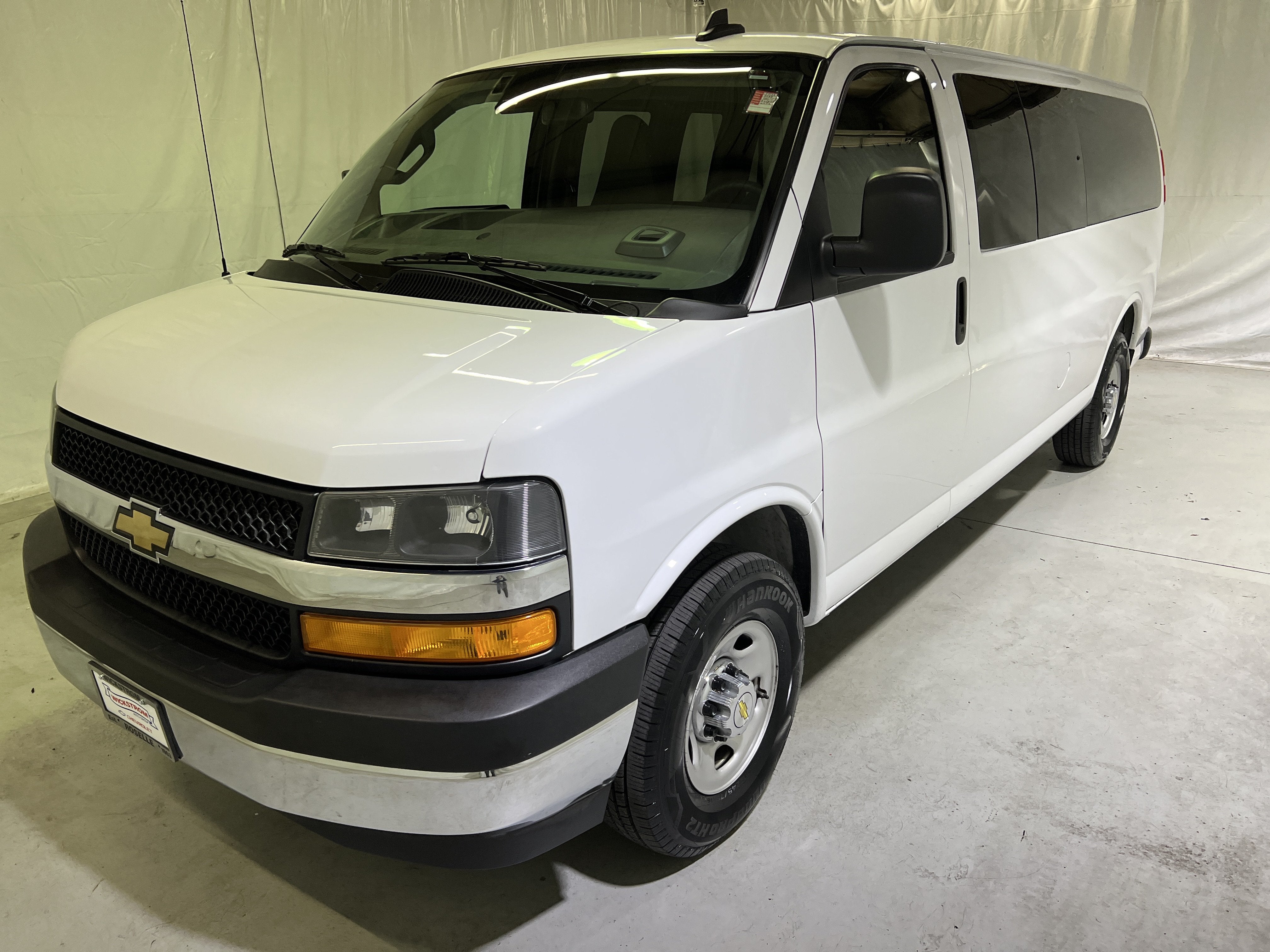 2025 Chevrolet Express Passenger 1LT
