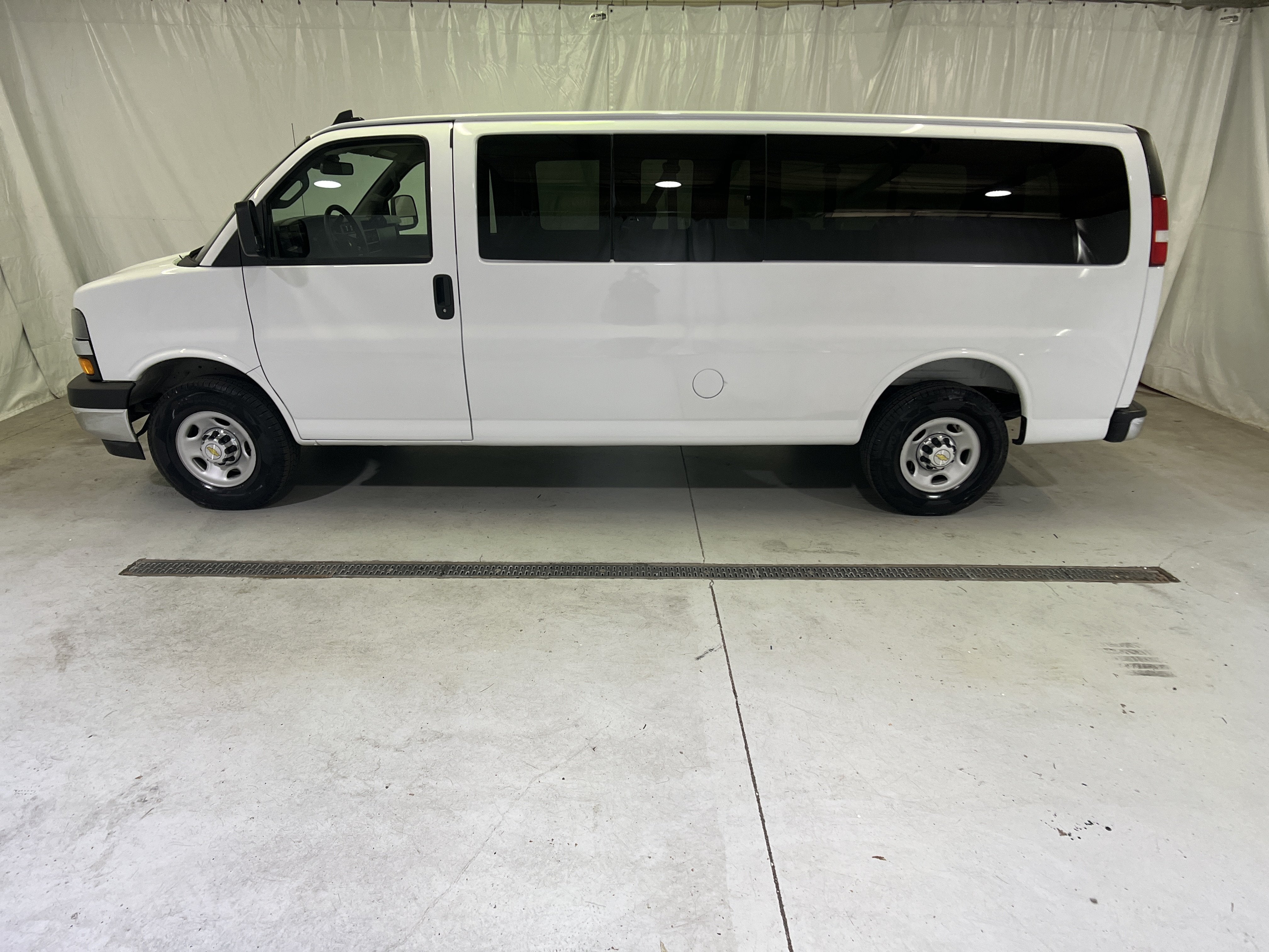2025 Chevrolet Express Passenger 1LT