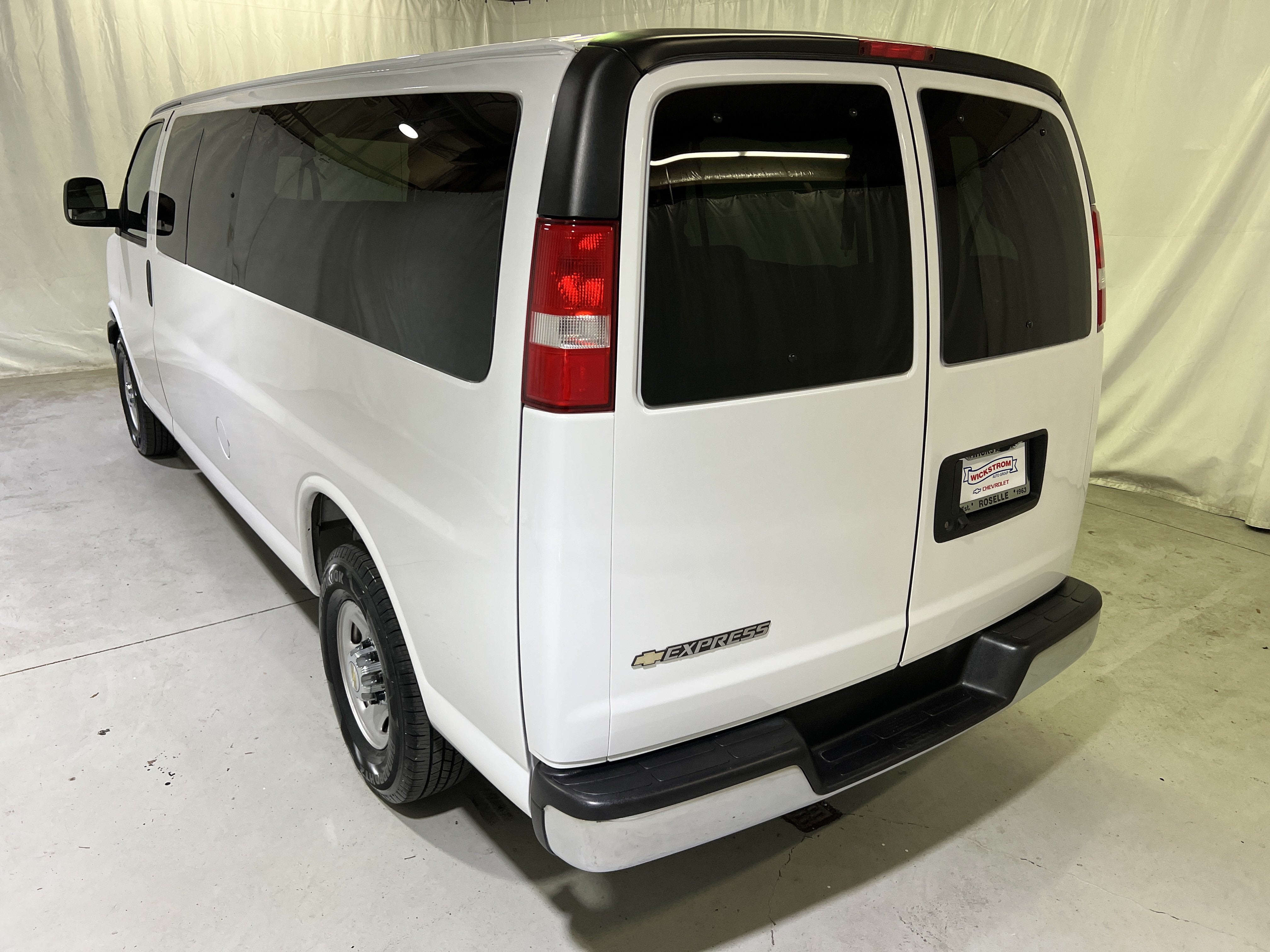 2025 Chevrolet Express Passenger 1LT