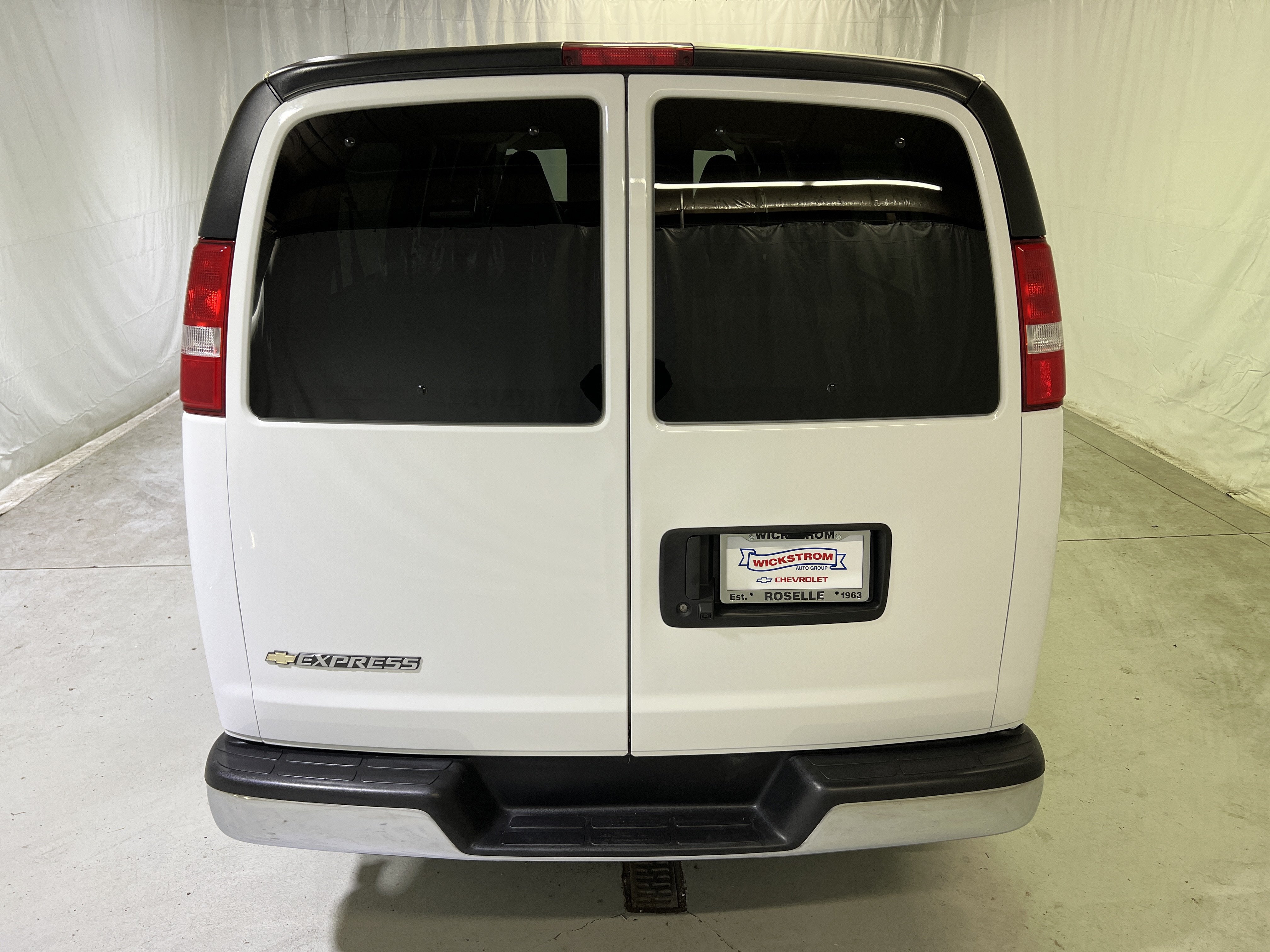 2025 Chevrolet Express Passenger 1LT