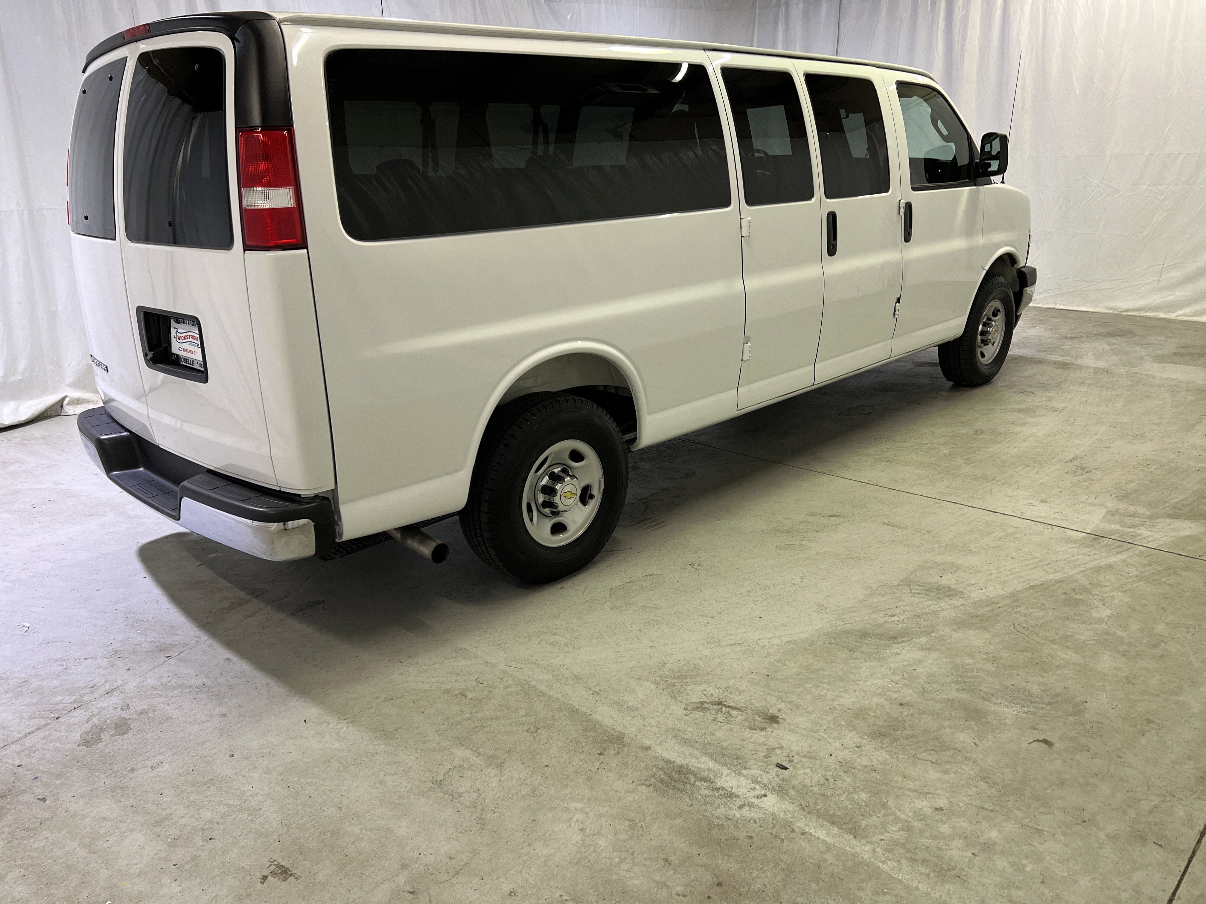 2025 Chevrolet Express Passenger 1LT