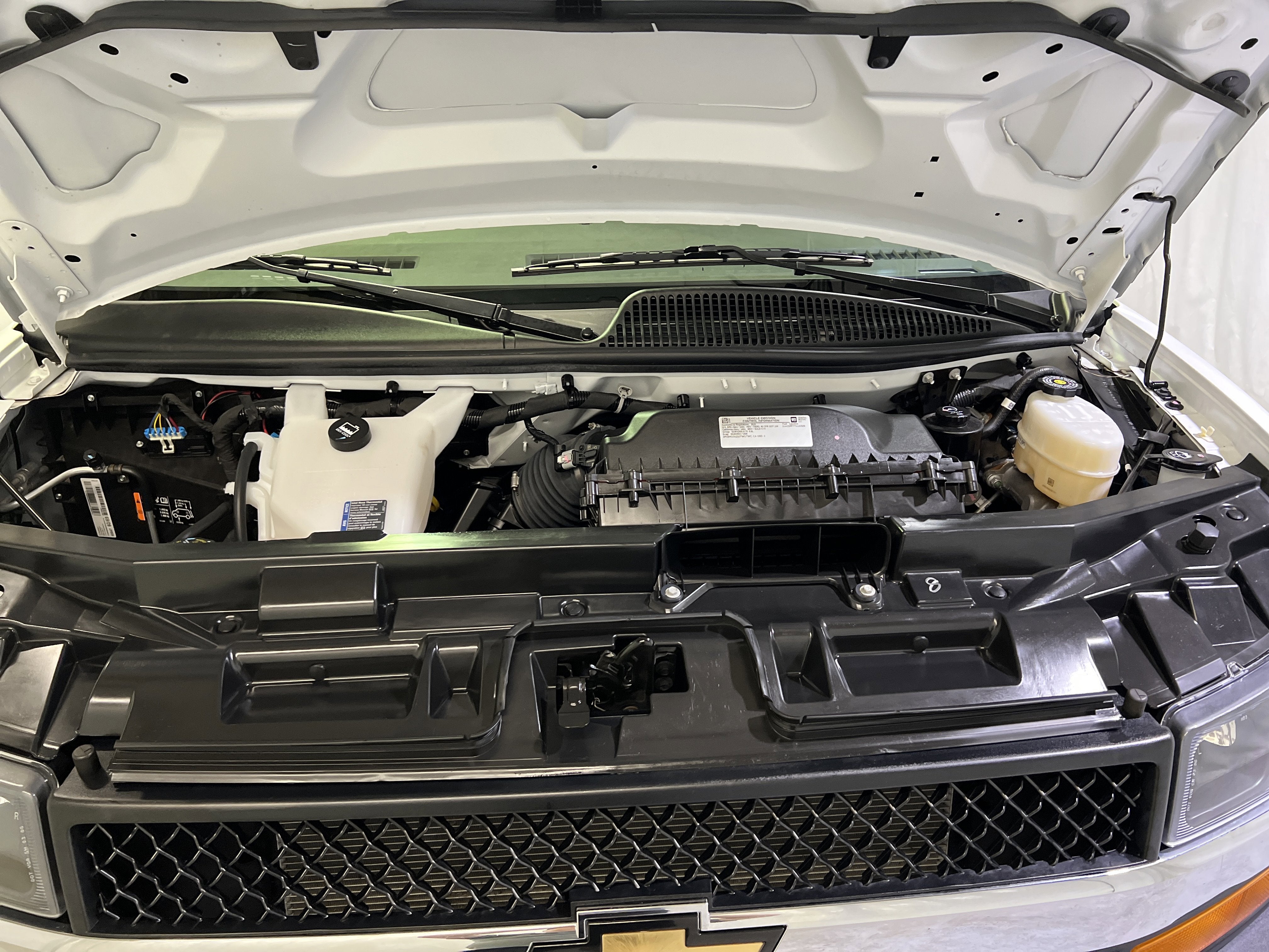 2025 Chevrolet Express Passenger 1LT