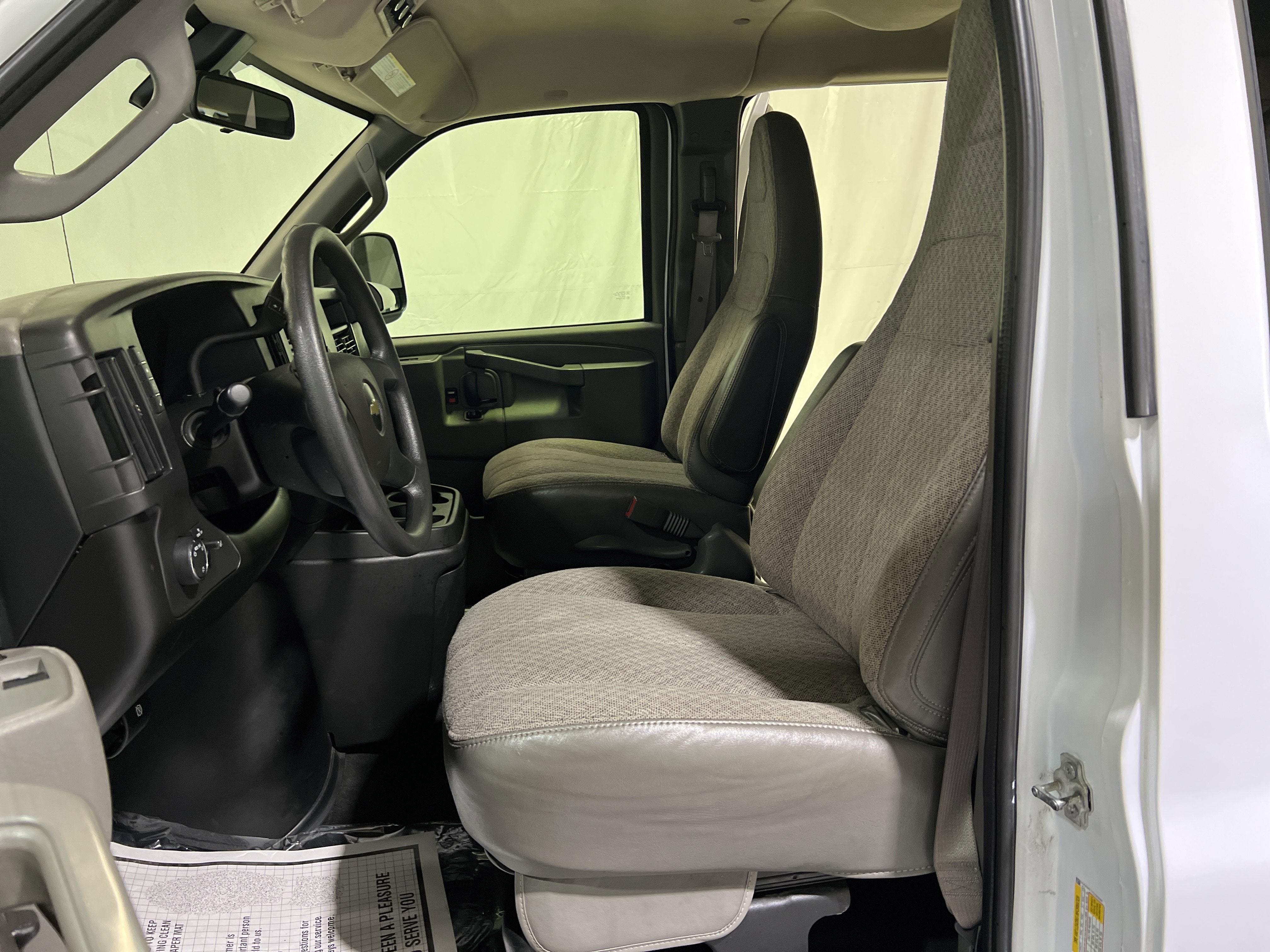 2025 Chevrolet Express Passenger 1LT