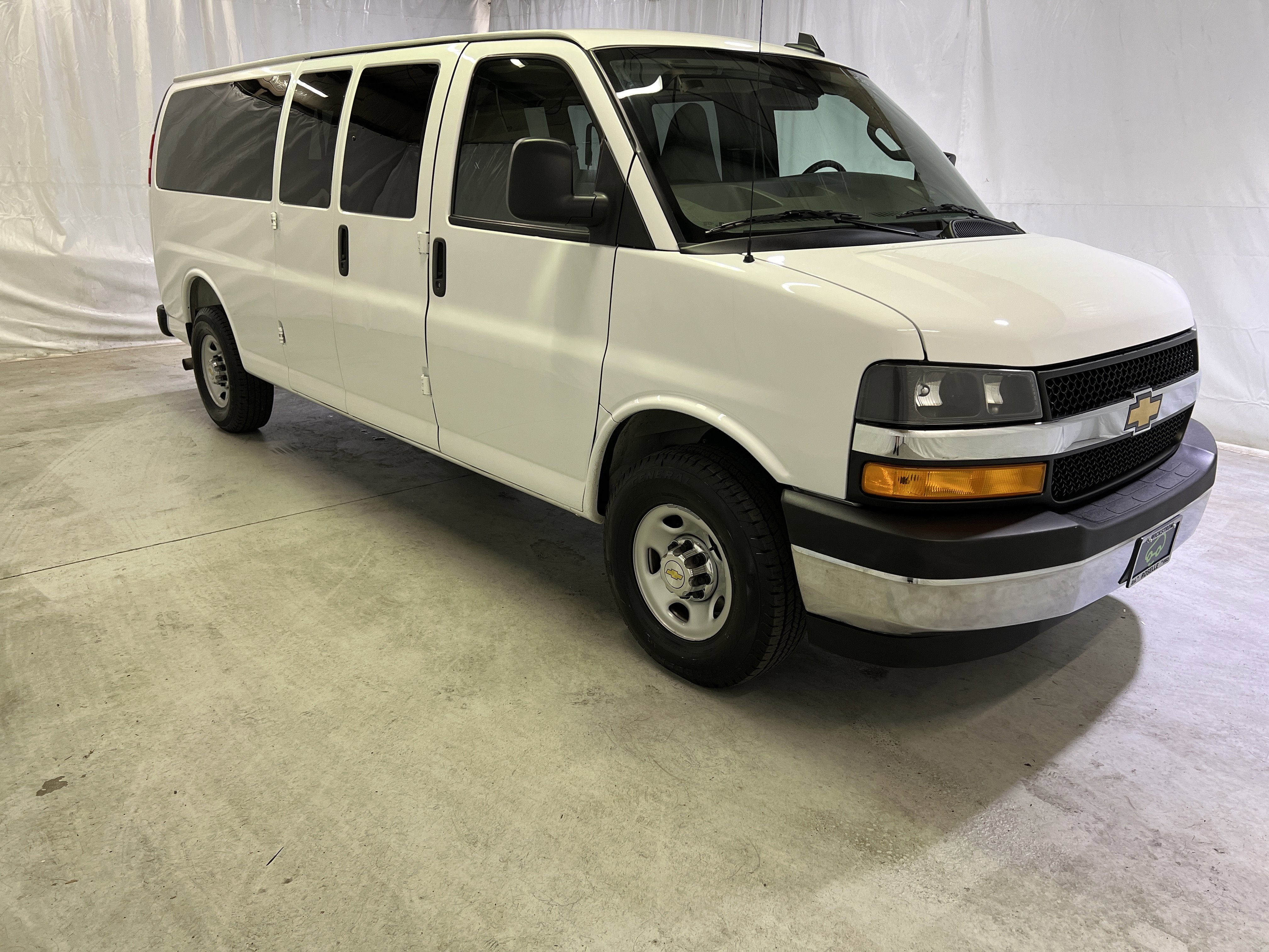 2025 Chevrolet Express Passenger 1LT