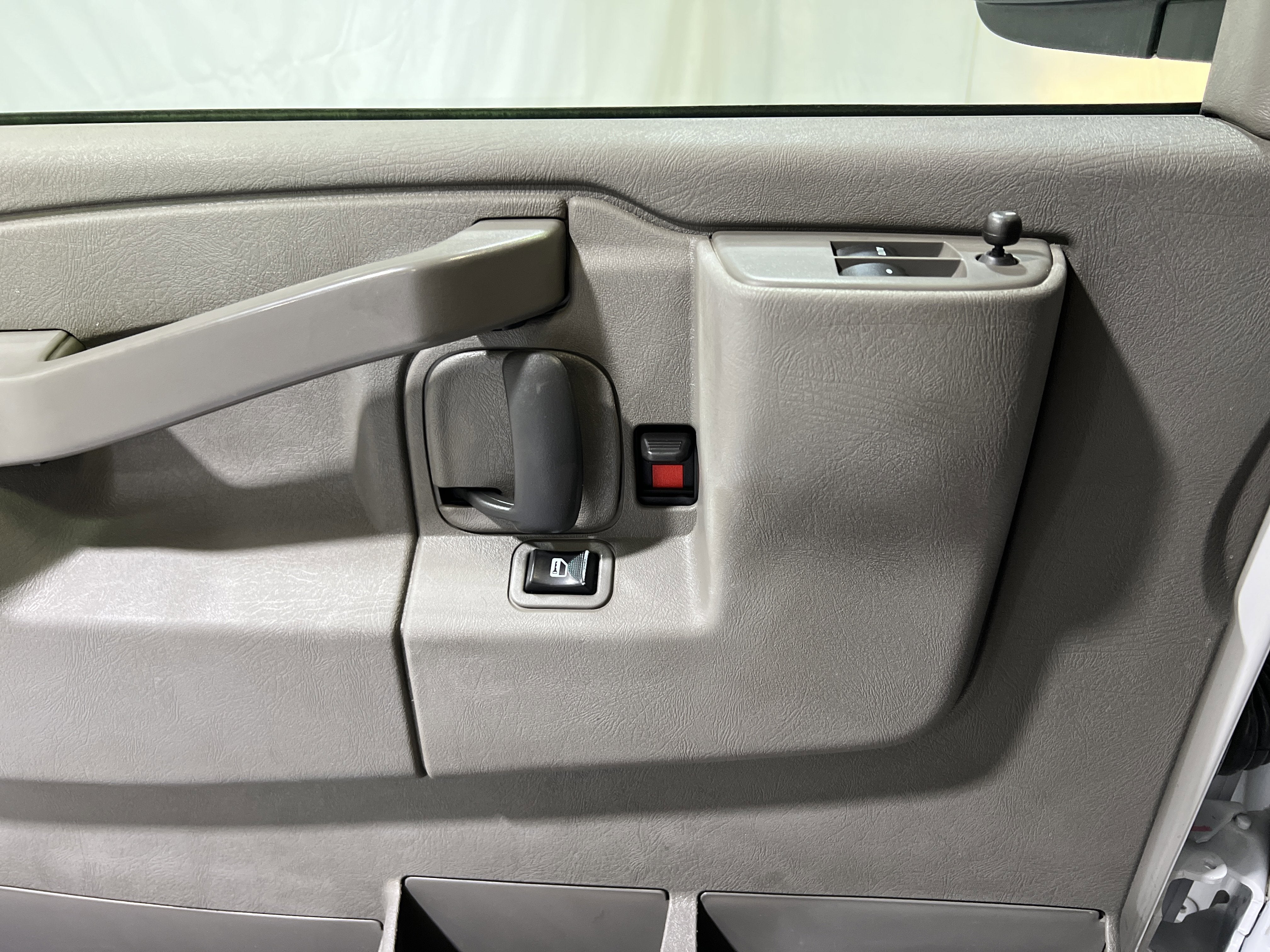 2025 Chevrolet Express Passenger 1LT