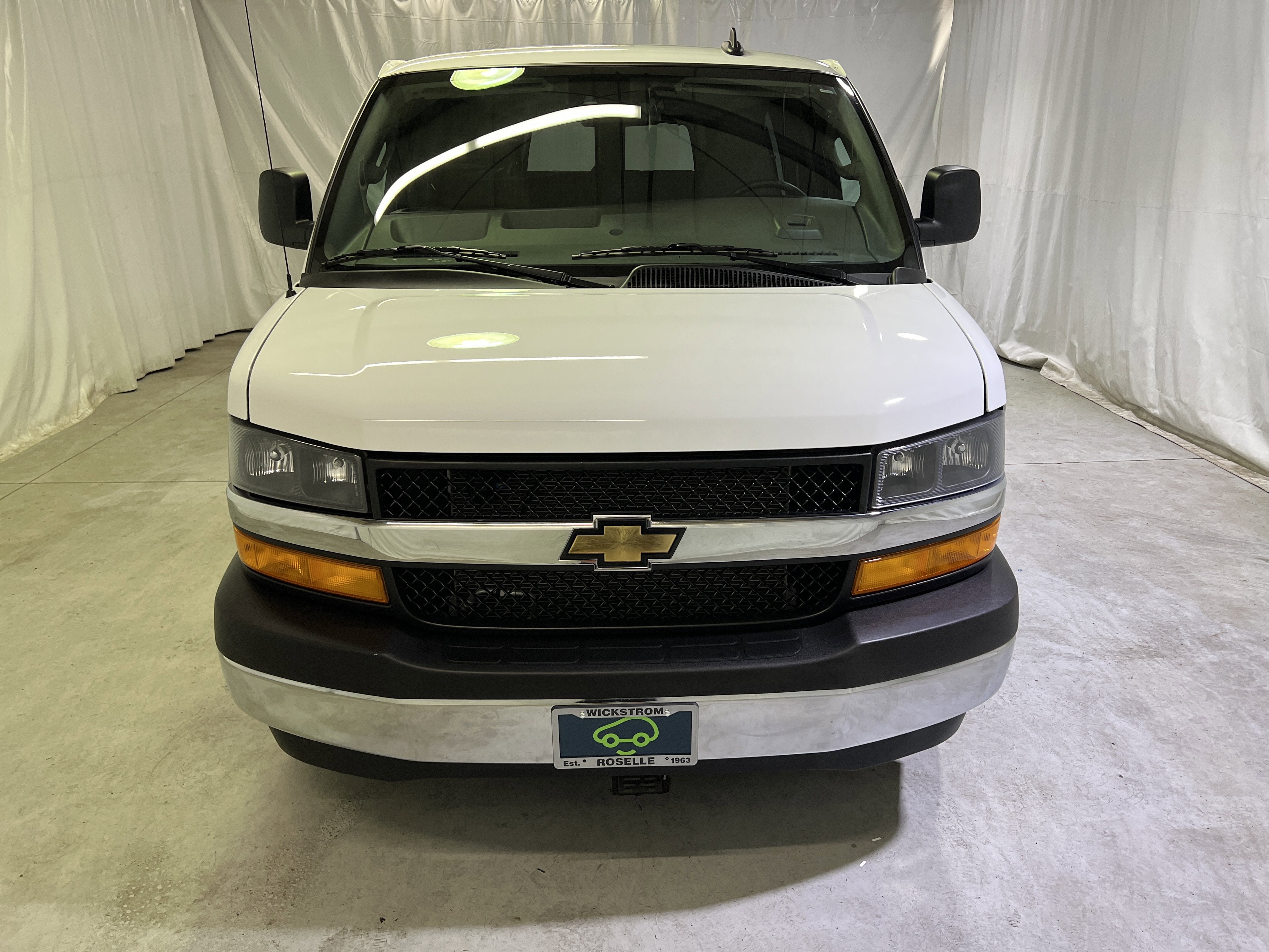 2025 Chevrolet Express Passenger 1LT