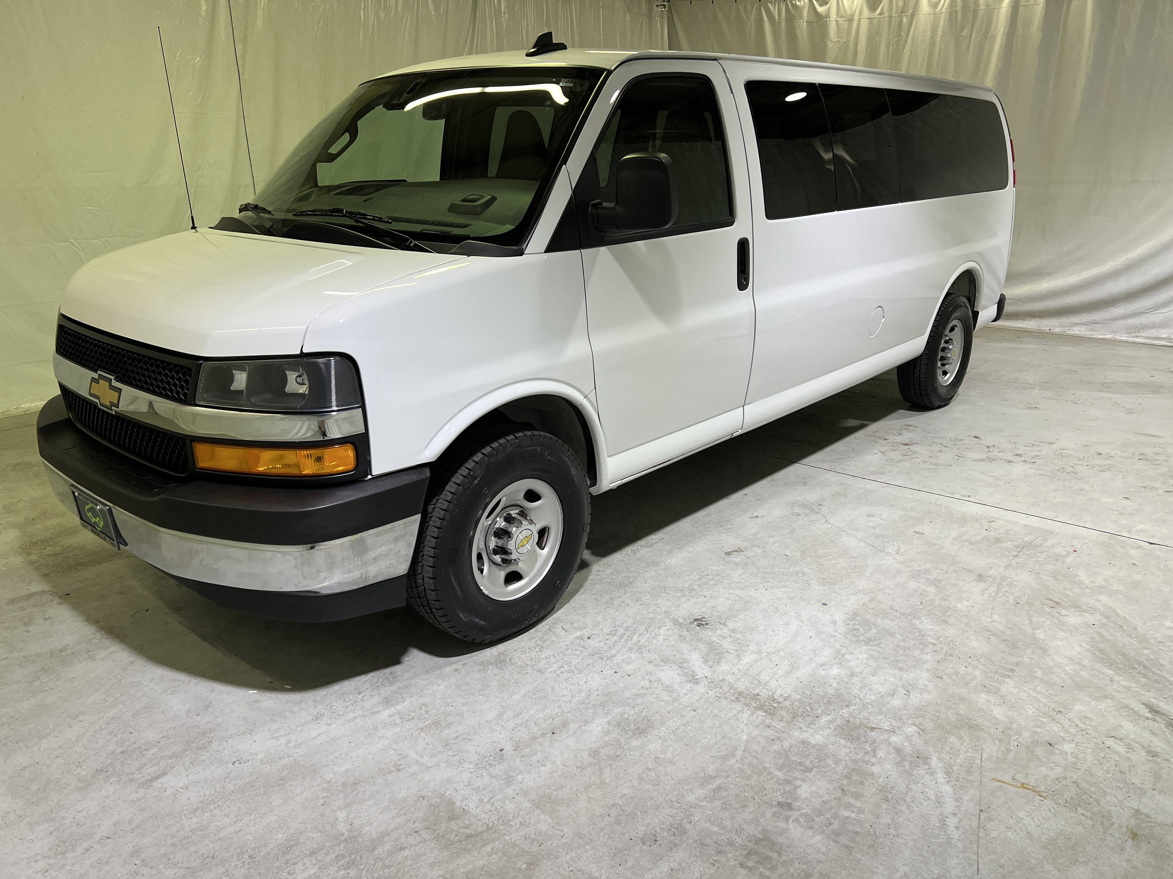 2025 Chevrolet Express Passenger 1LT