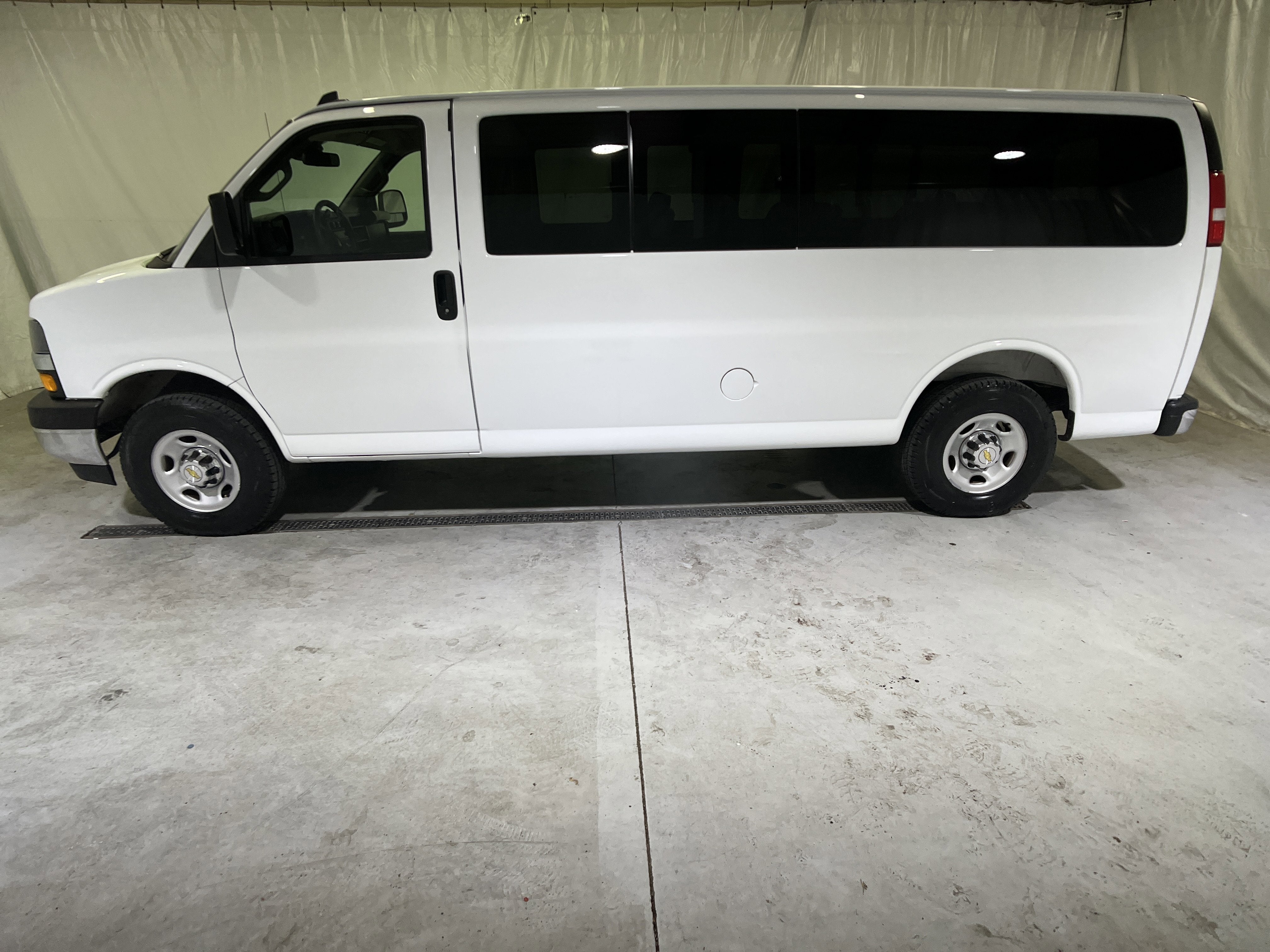 2025 Chevrolet Express Passenger 1LT