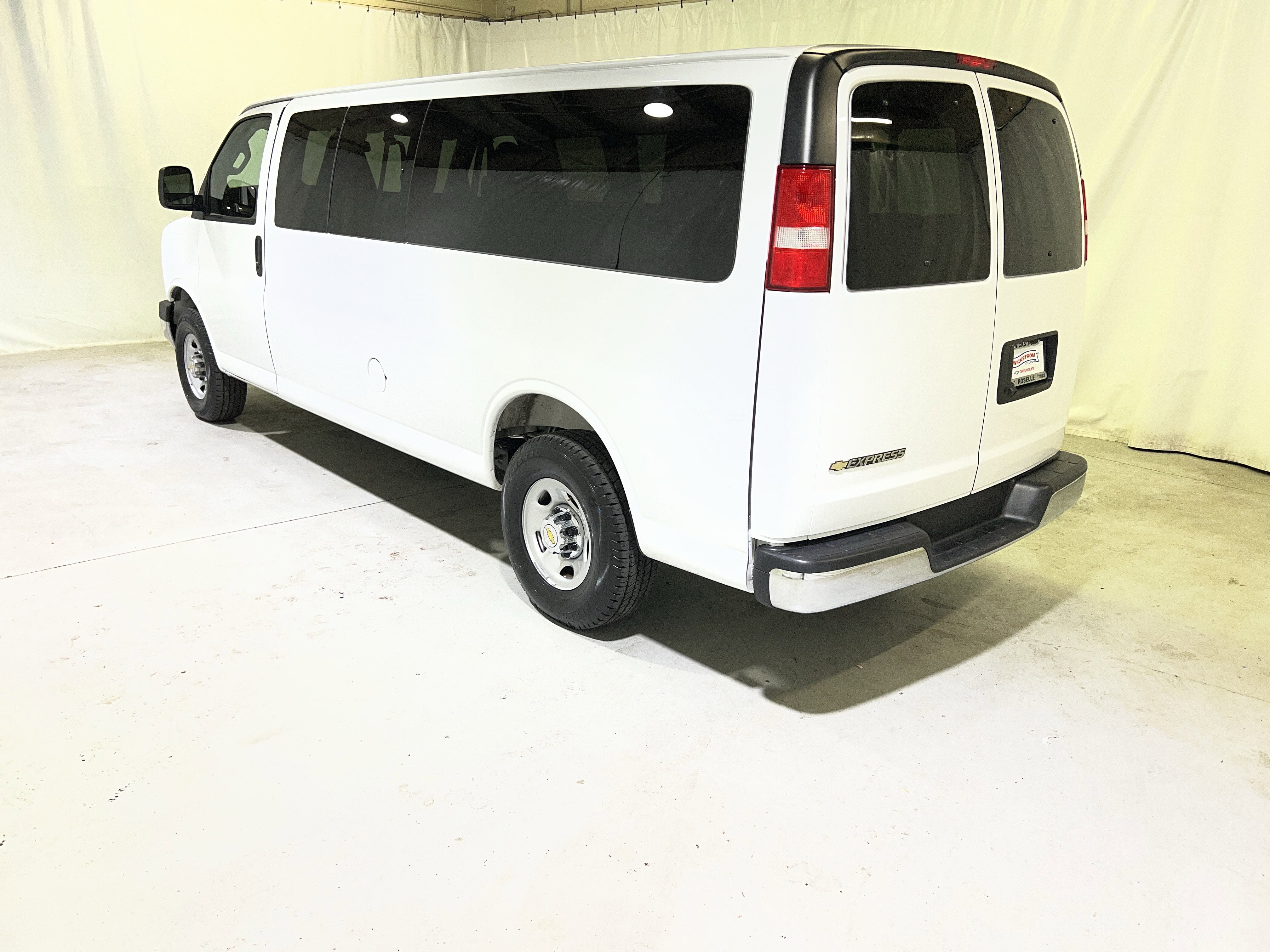 2025 Chevrolet Express Passenger 1LT
