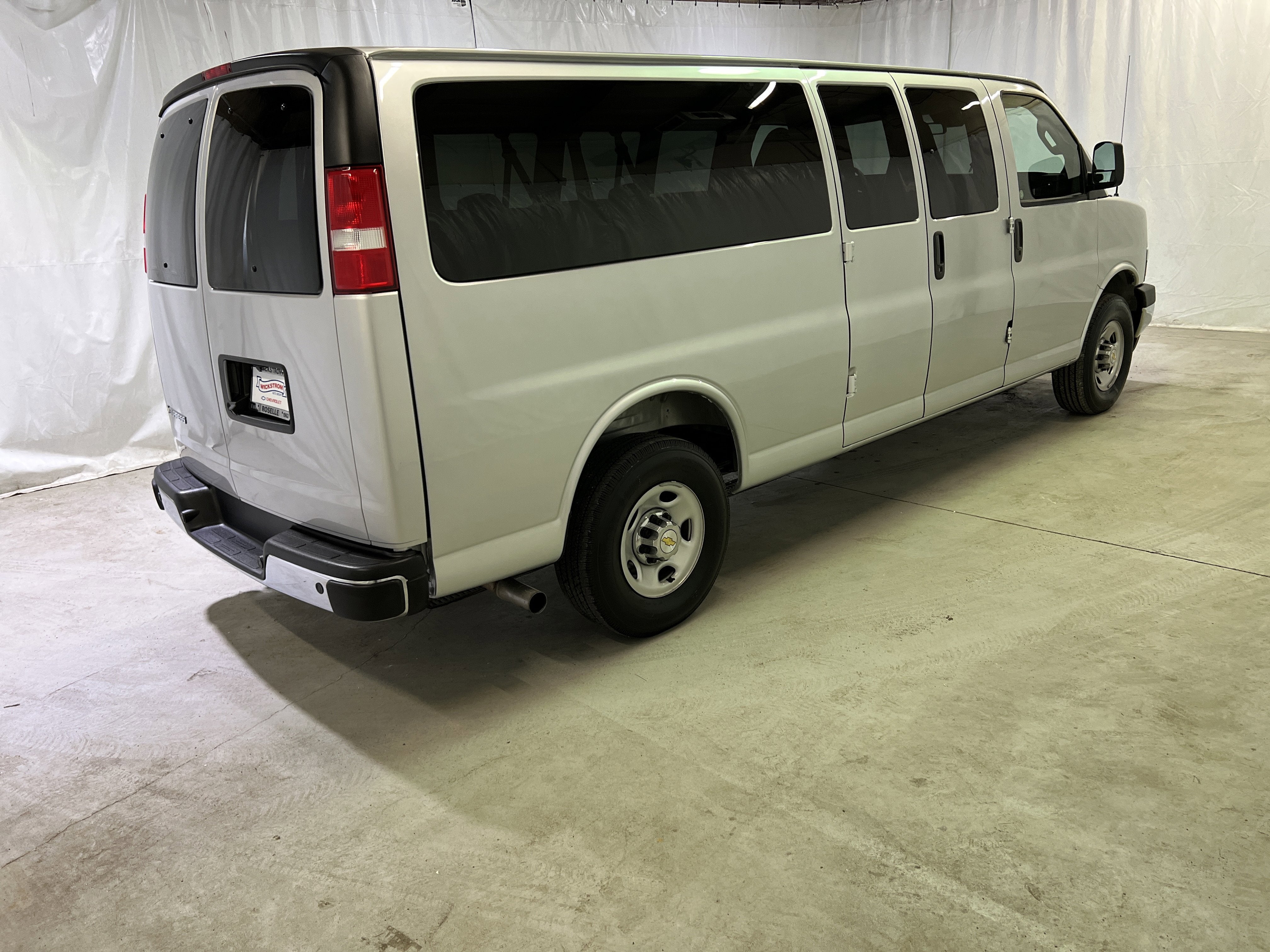 2025 Chevrolet Express Passenger 1LT