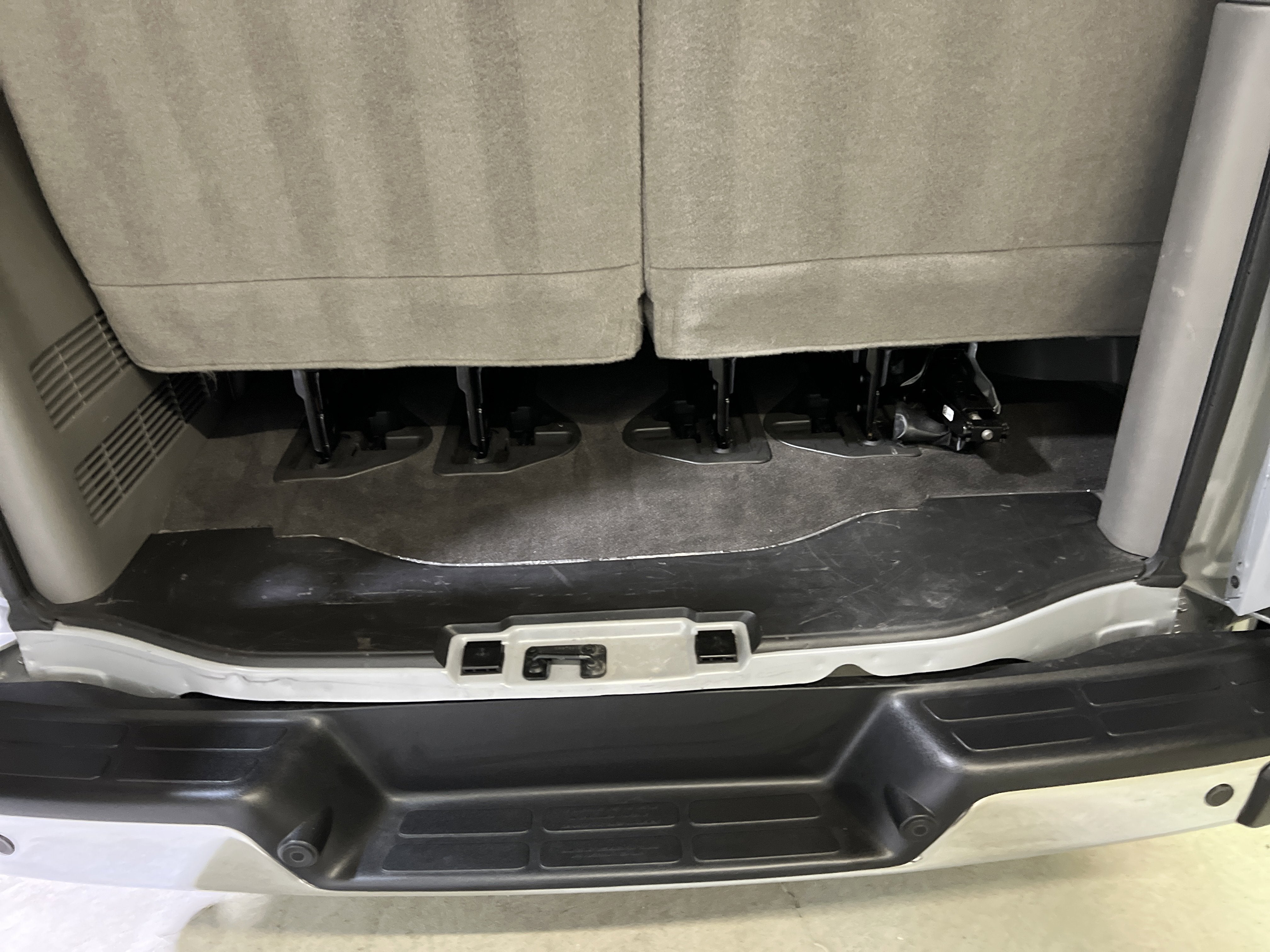 2025 Chevrolet Express Passenger 1LT