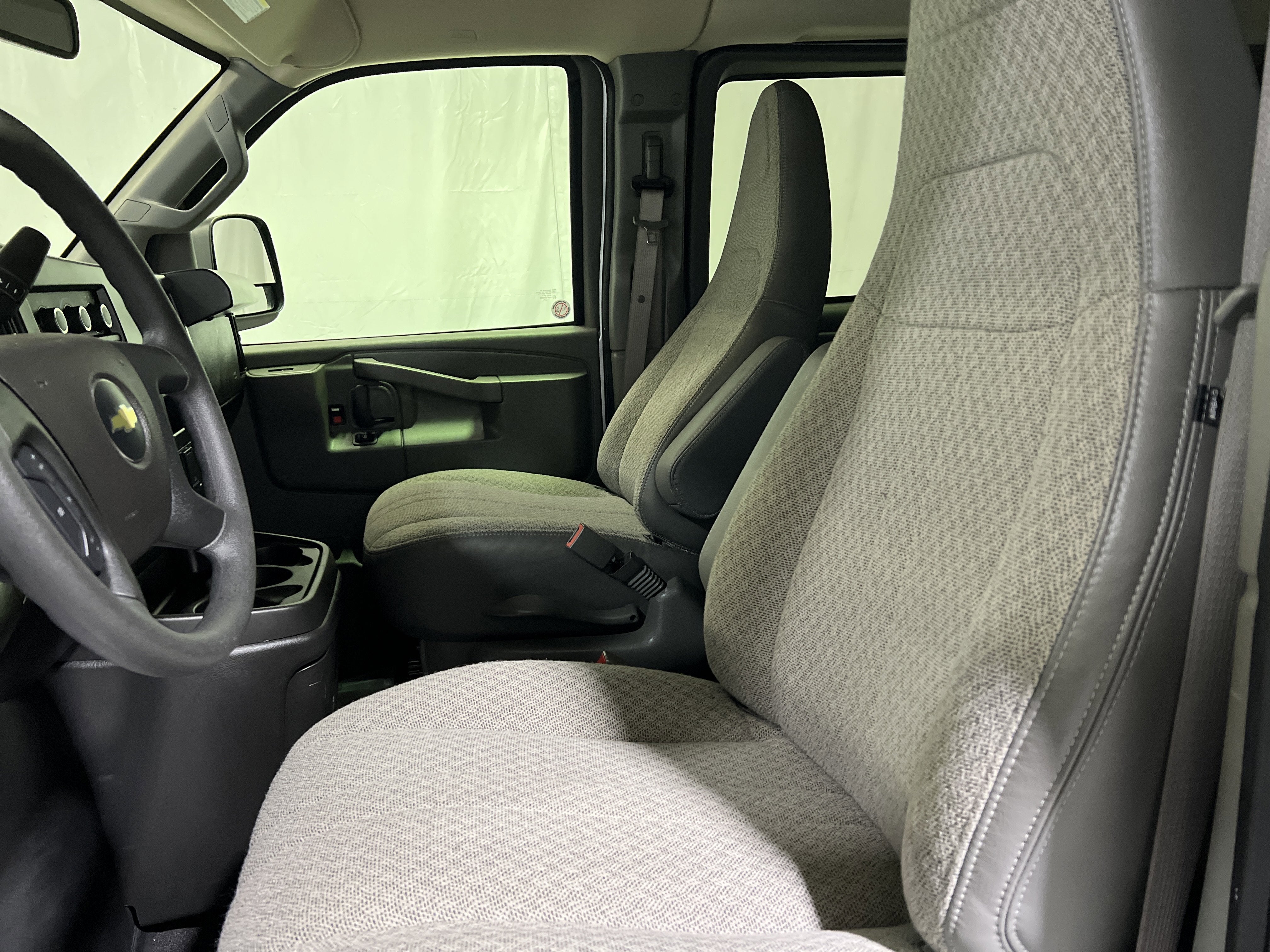 2025 Chevrolet Express Passenger 1LT