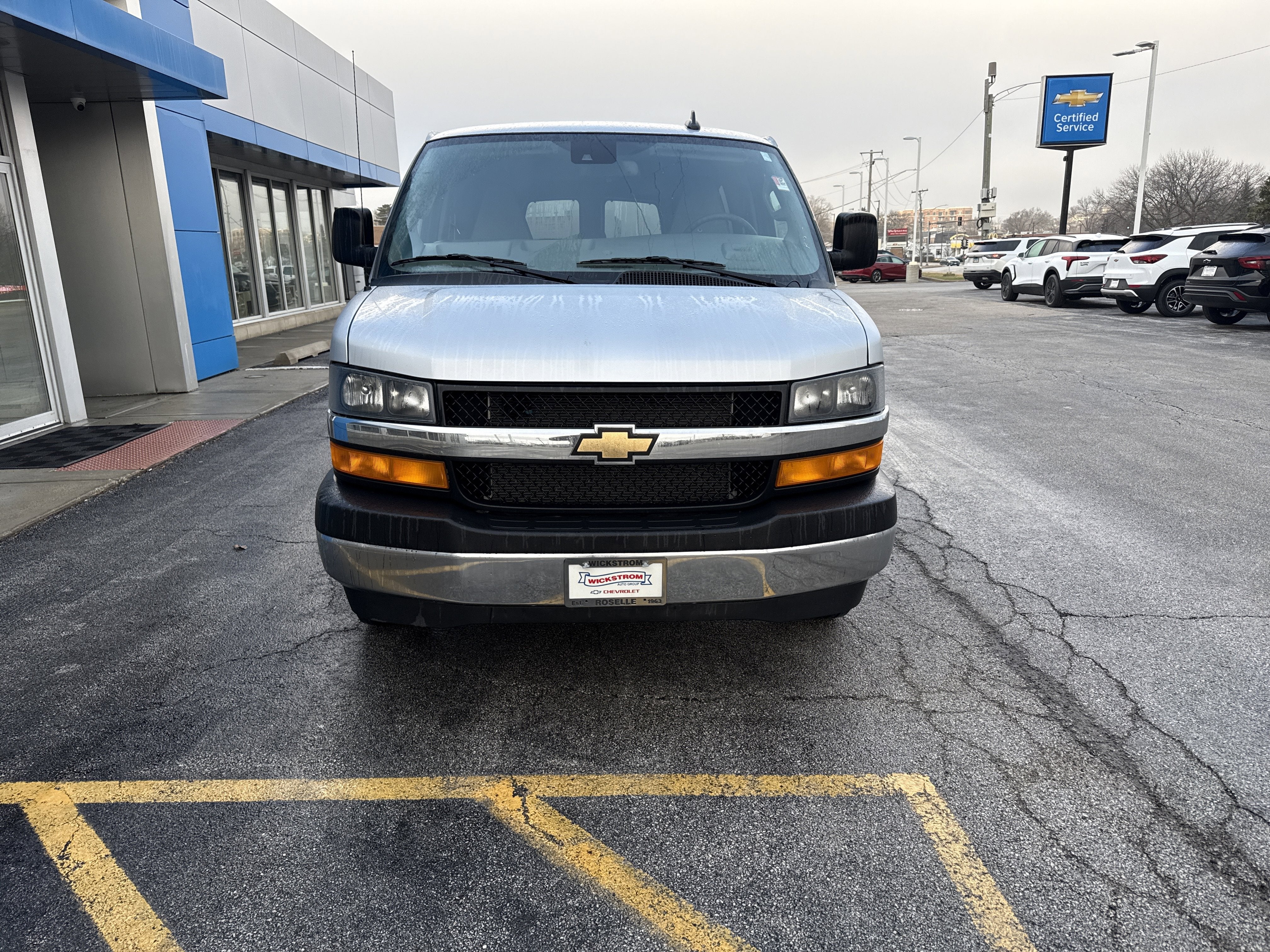2025 Chevrolet Express Passenger 1LT