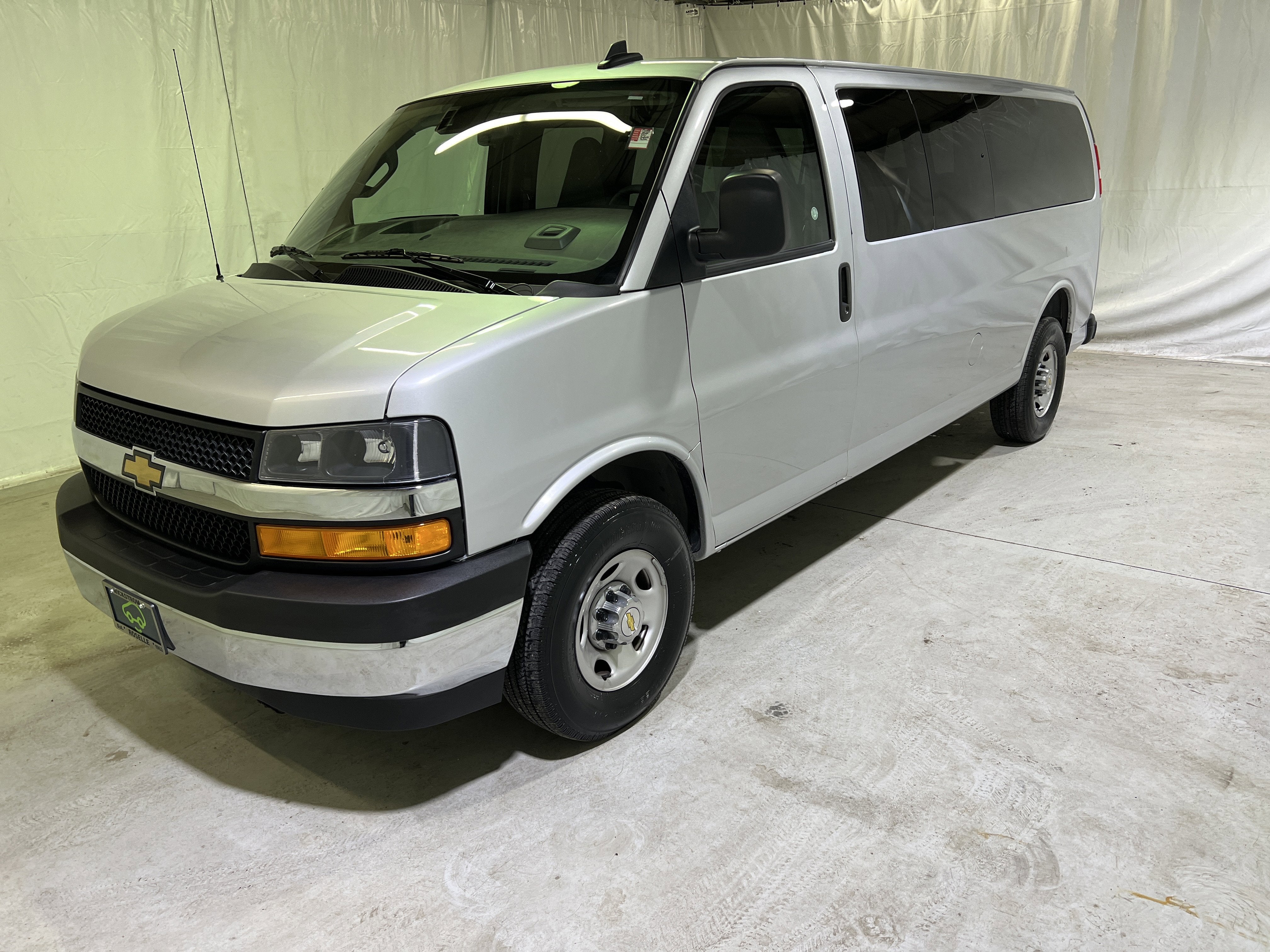 2025 Chevrolet Express Passenger 1LT
