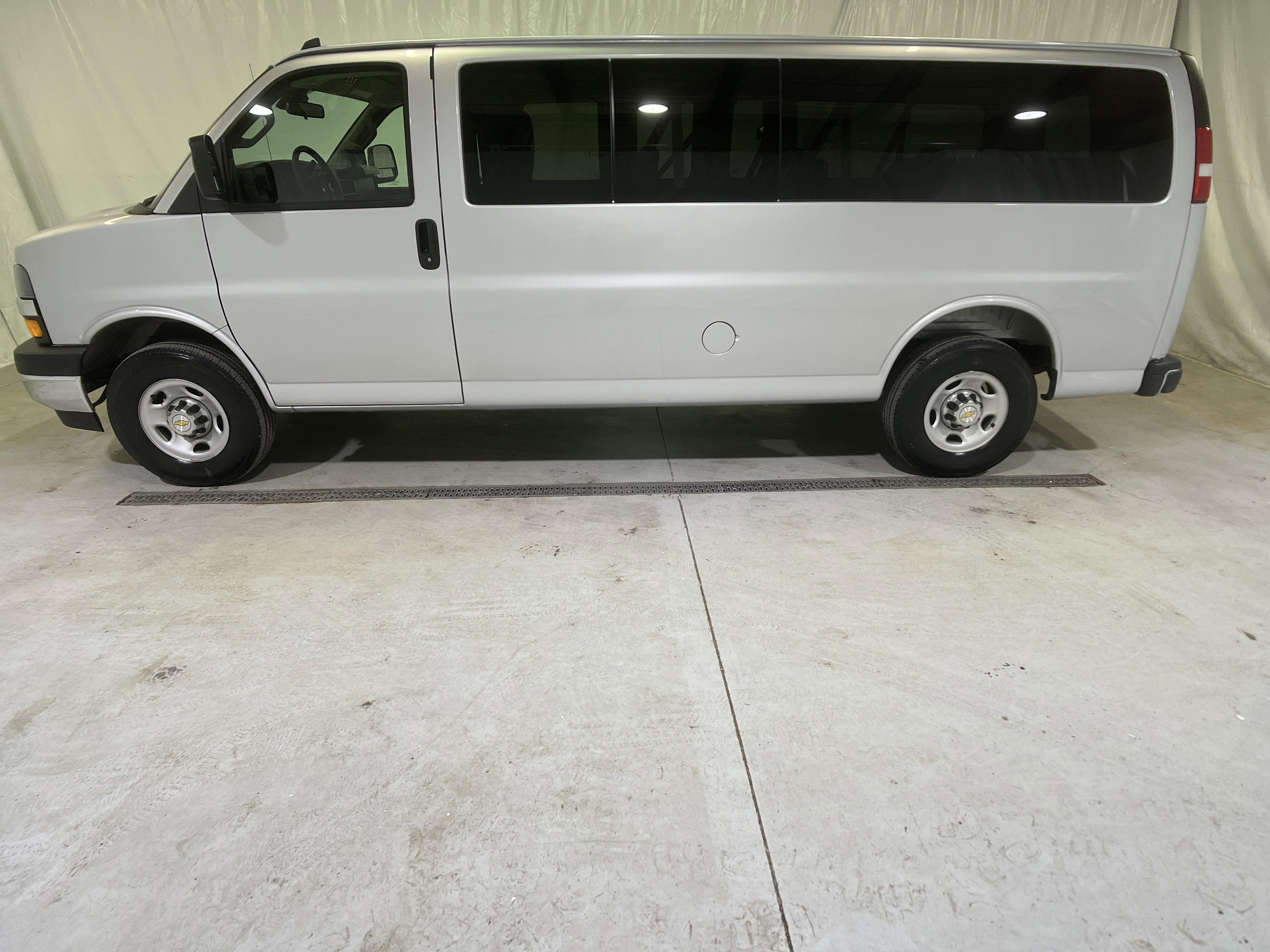 2025 Chevrolet Express Passenger 1LT