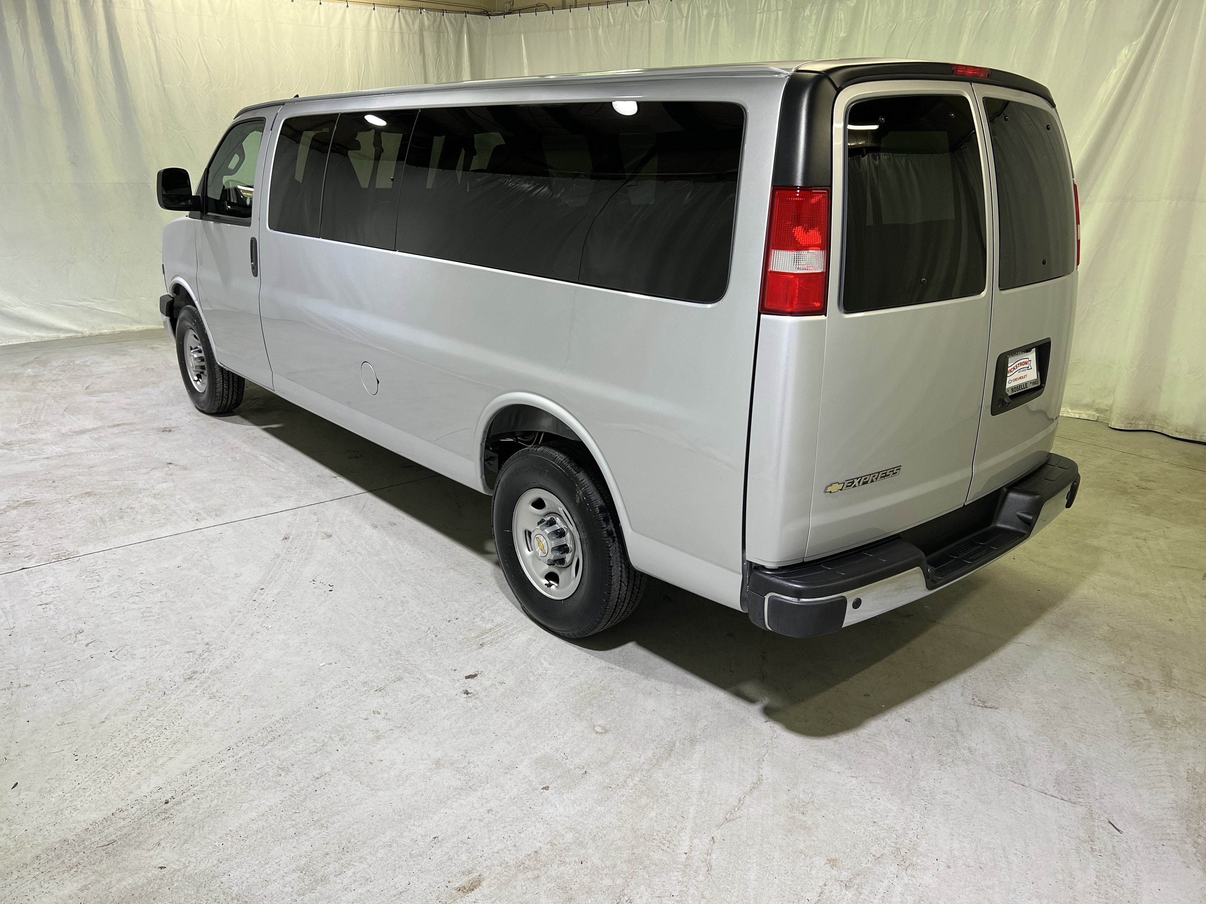 2025 Chevrolet Express Passenger 1LT