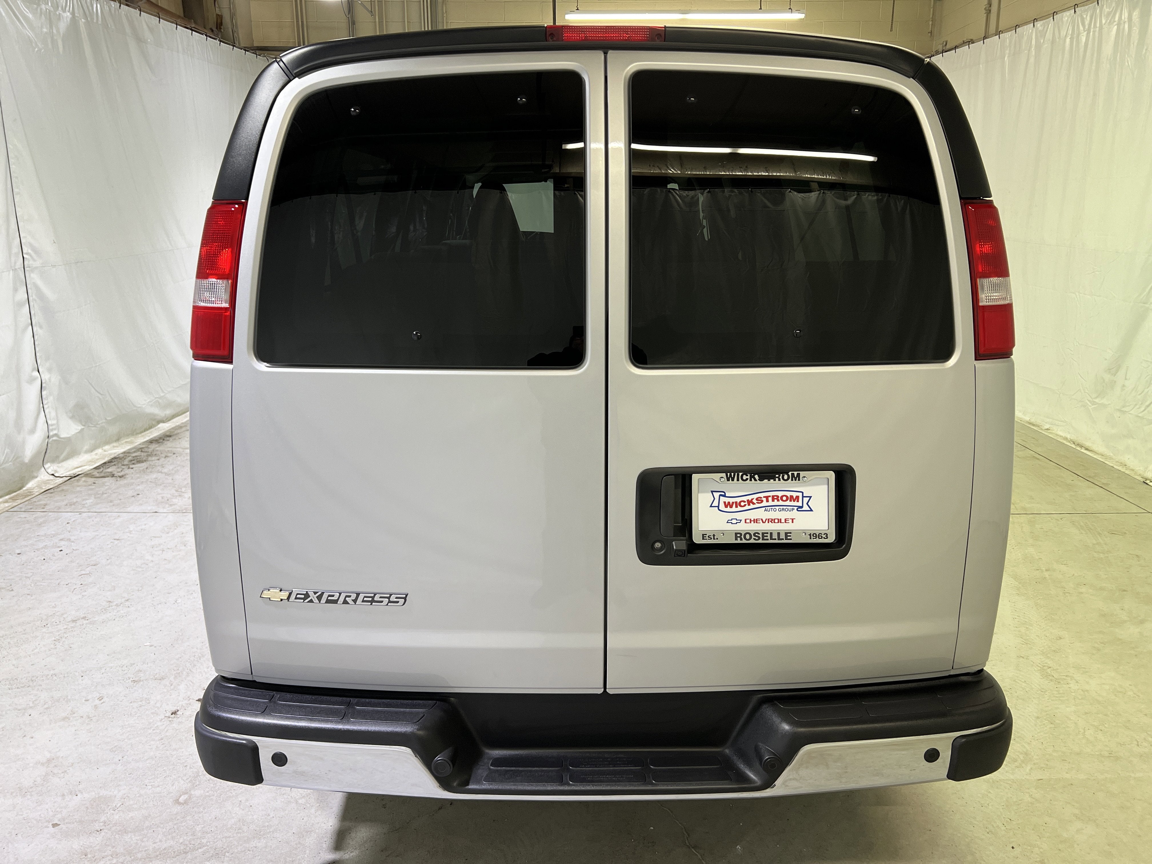 2025 Chevrolet Express Passenger 1LT