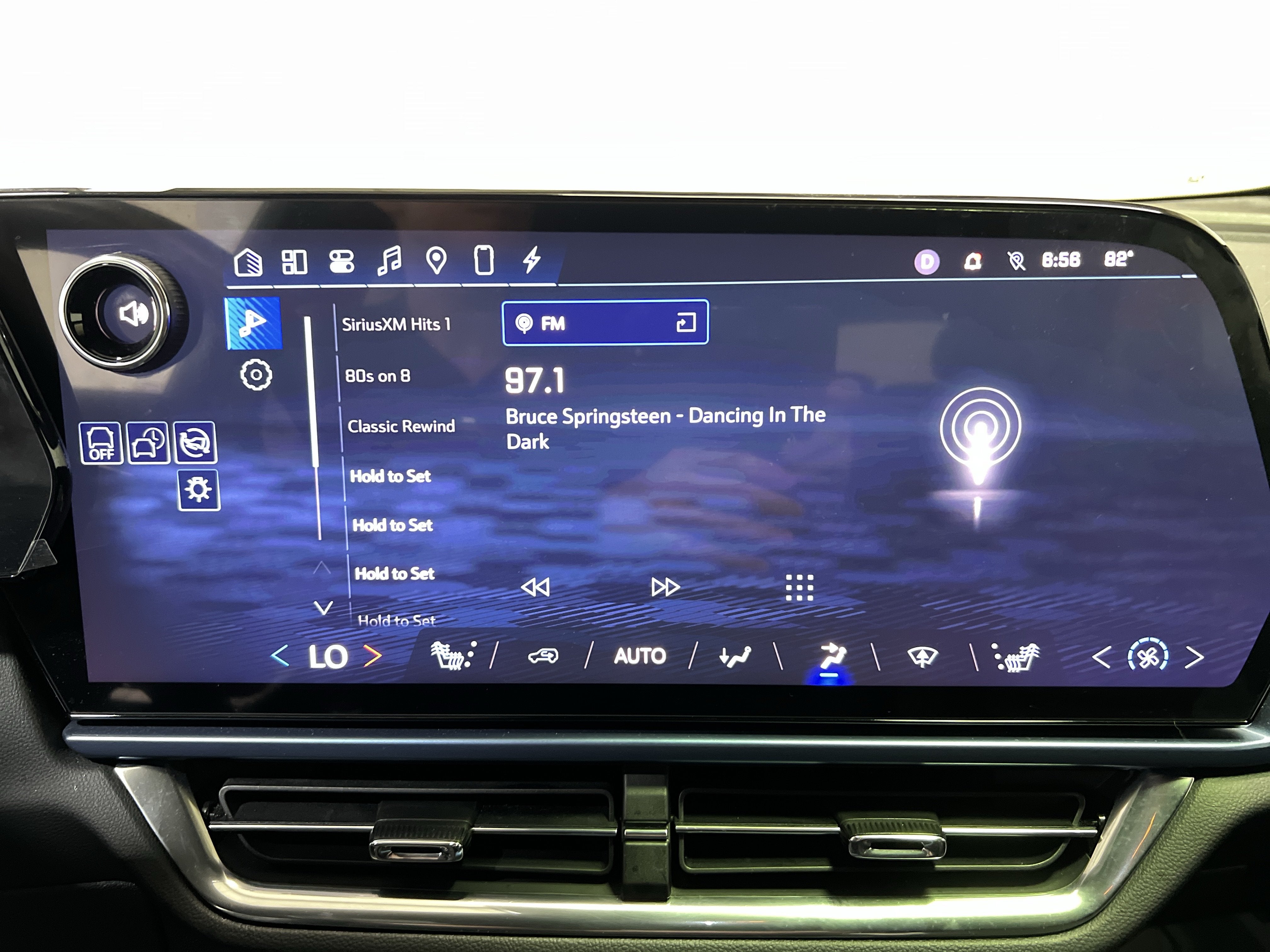 2024 Chevrolet Equinox EV LT - Photo 18